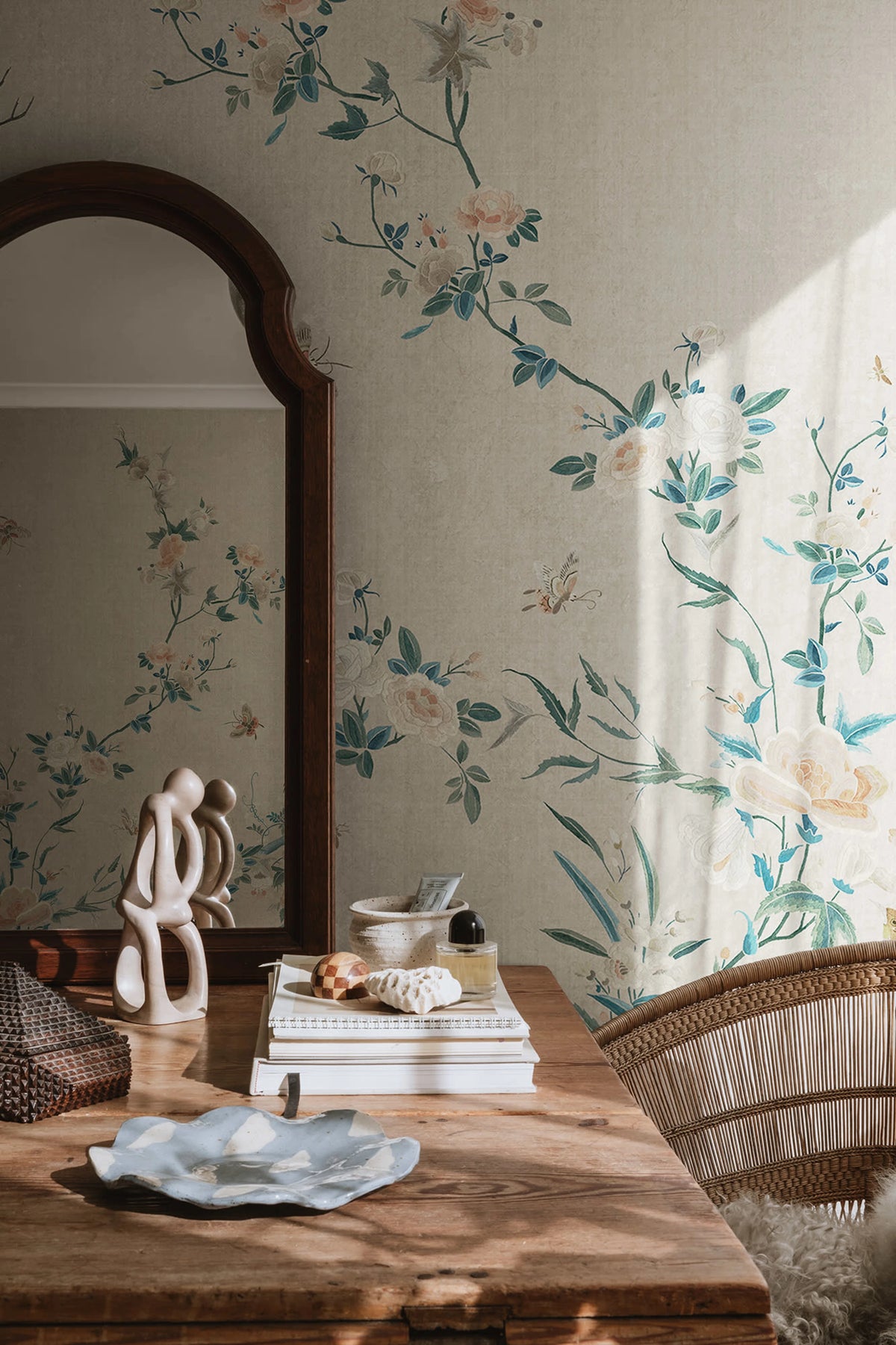 Bloom wallpaper by Sandberg – chinoiserie design, Grey – styled in a room setting, view 3