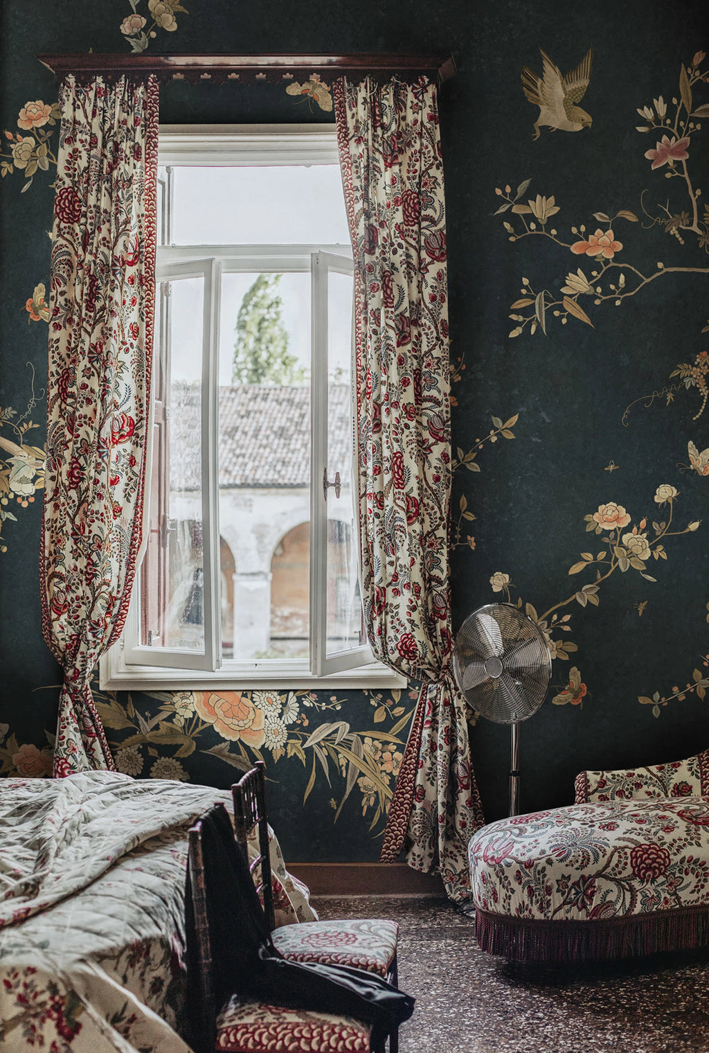 Bloom wallpaper by Sandberg – chinoiserie design, Blue – Midnight Blue – styled in a room setting, view 9