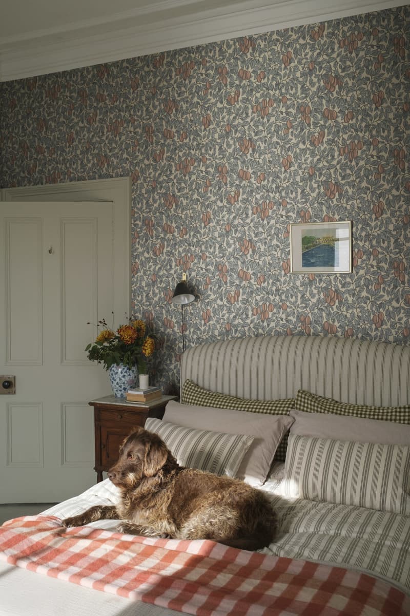 Emrik wallpaper by Sandberg in a room setting