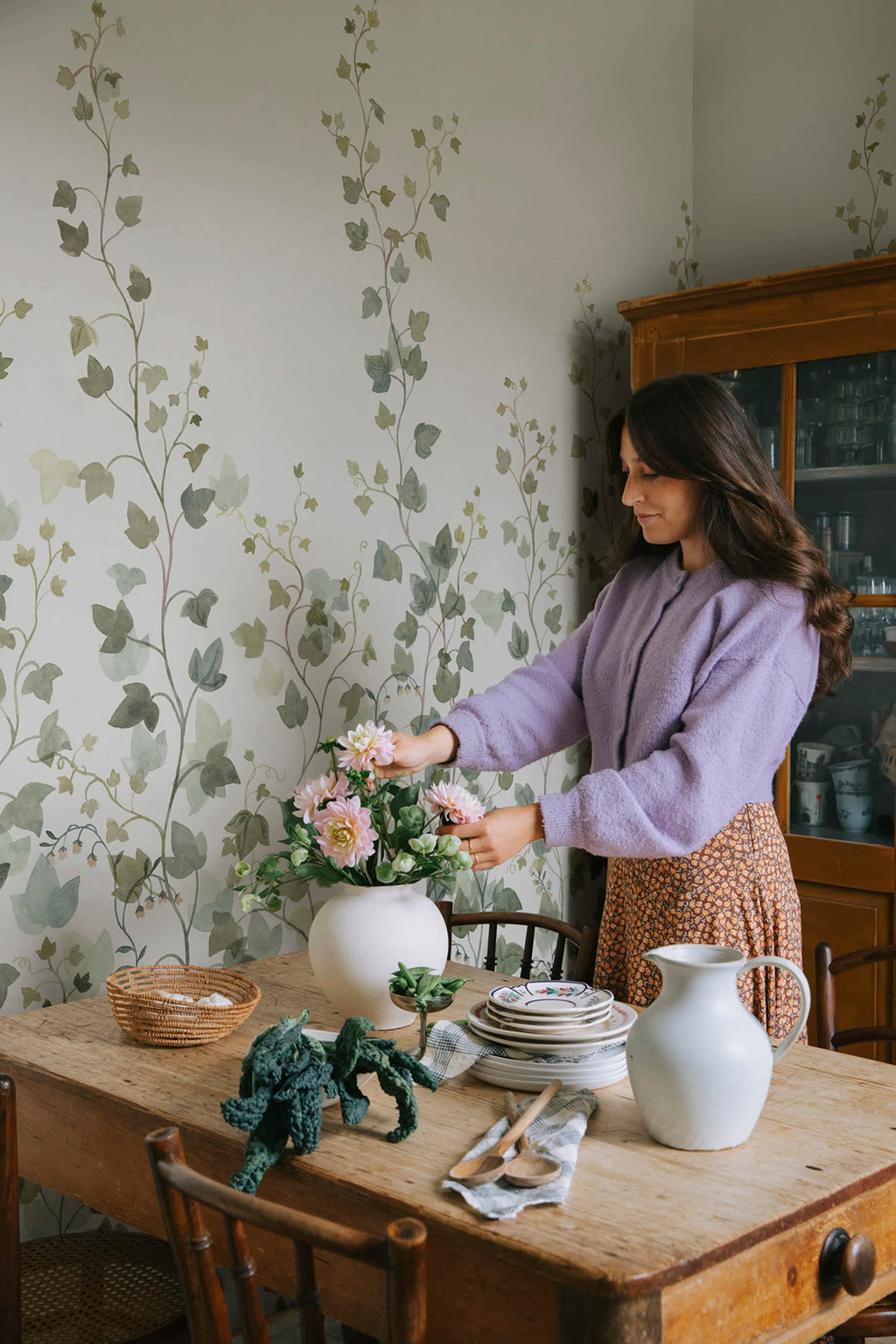 Ivy wall mural by Sandberg – botanical design, Green – styled in a room setting, view 3