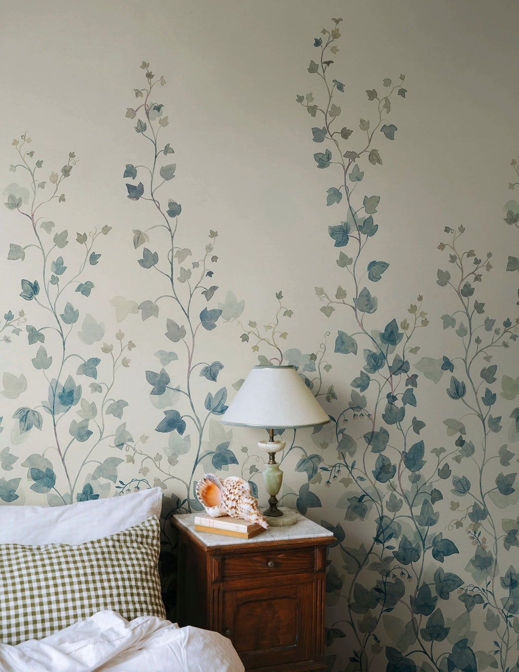Ivy wall mural by Sandberg – botanical design, Blue – styled in a room setting