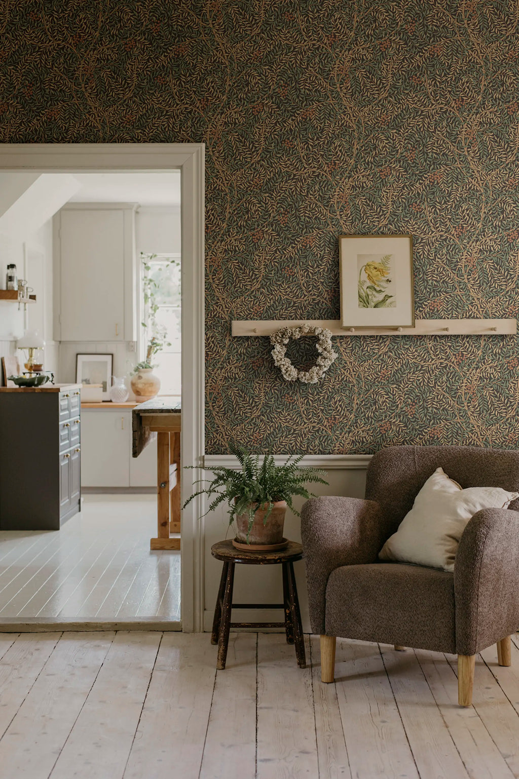 Simon wallpaper by Sandberg in a room setting