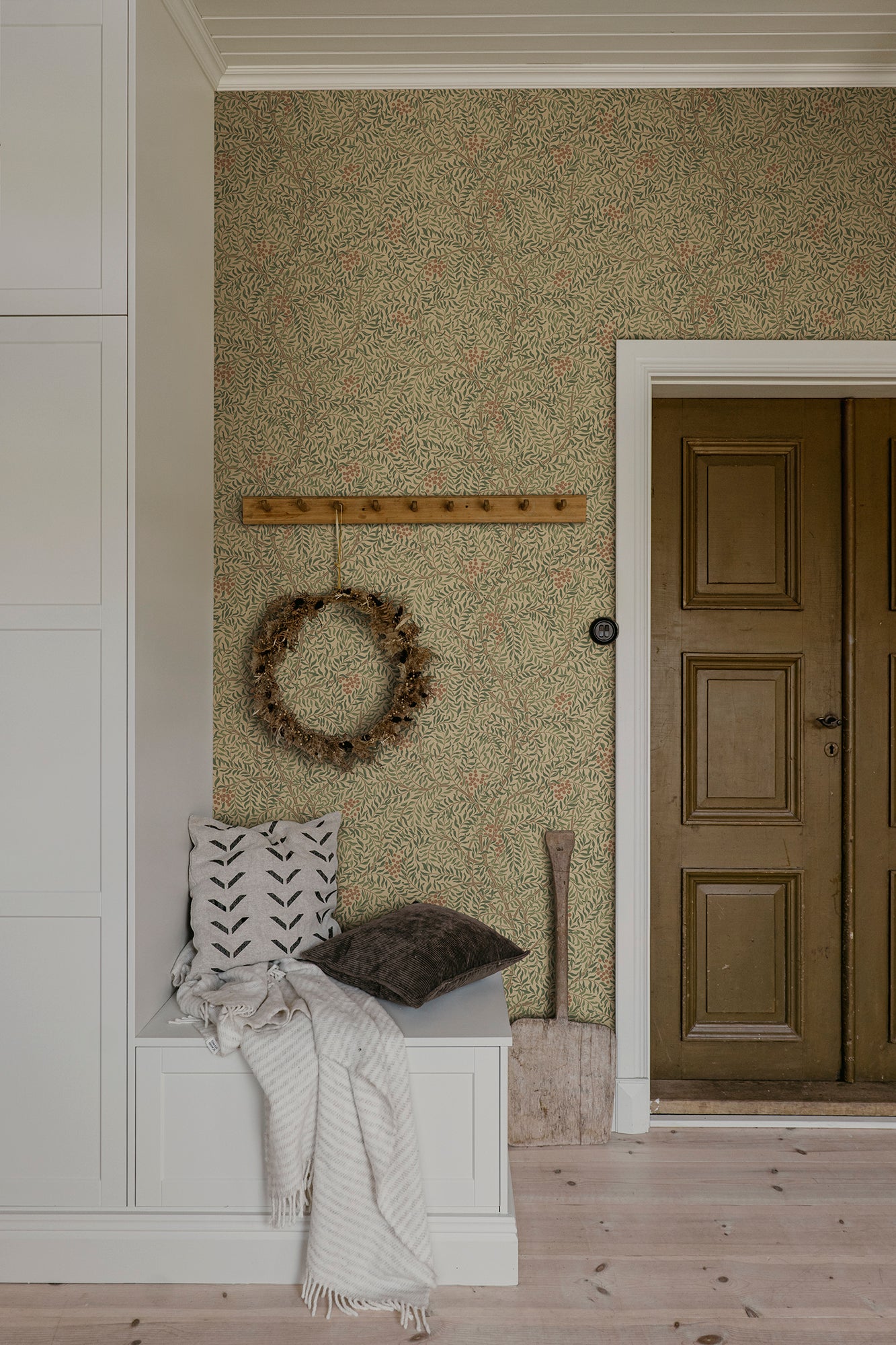 Simon wallpaper by Sandberg in Garden Green, styled on an interior wall