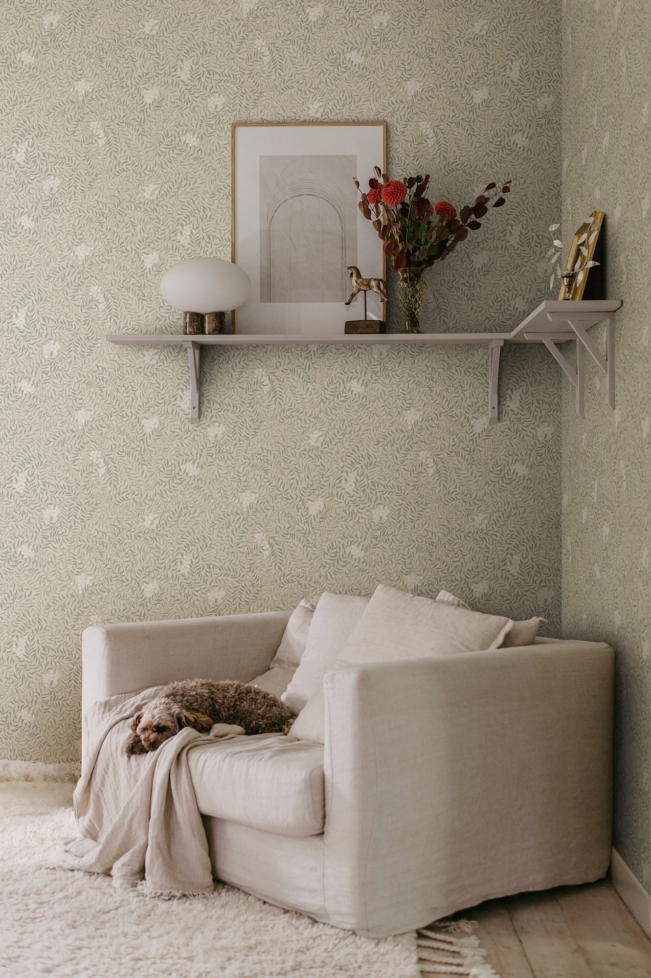 Simon wallpaper by Sandberg in Sandstone, styled on an interior wall