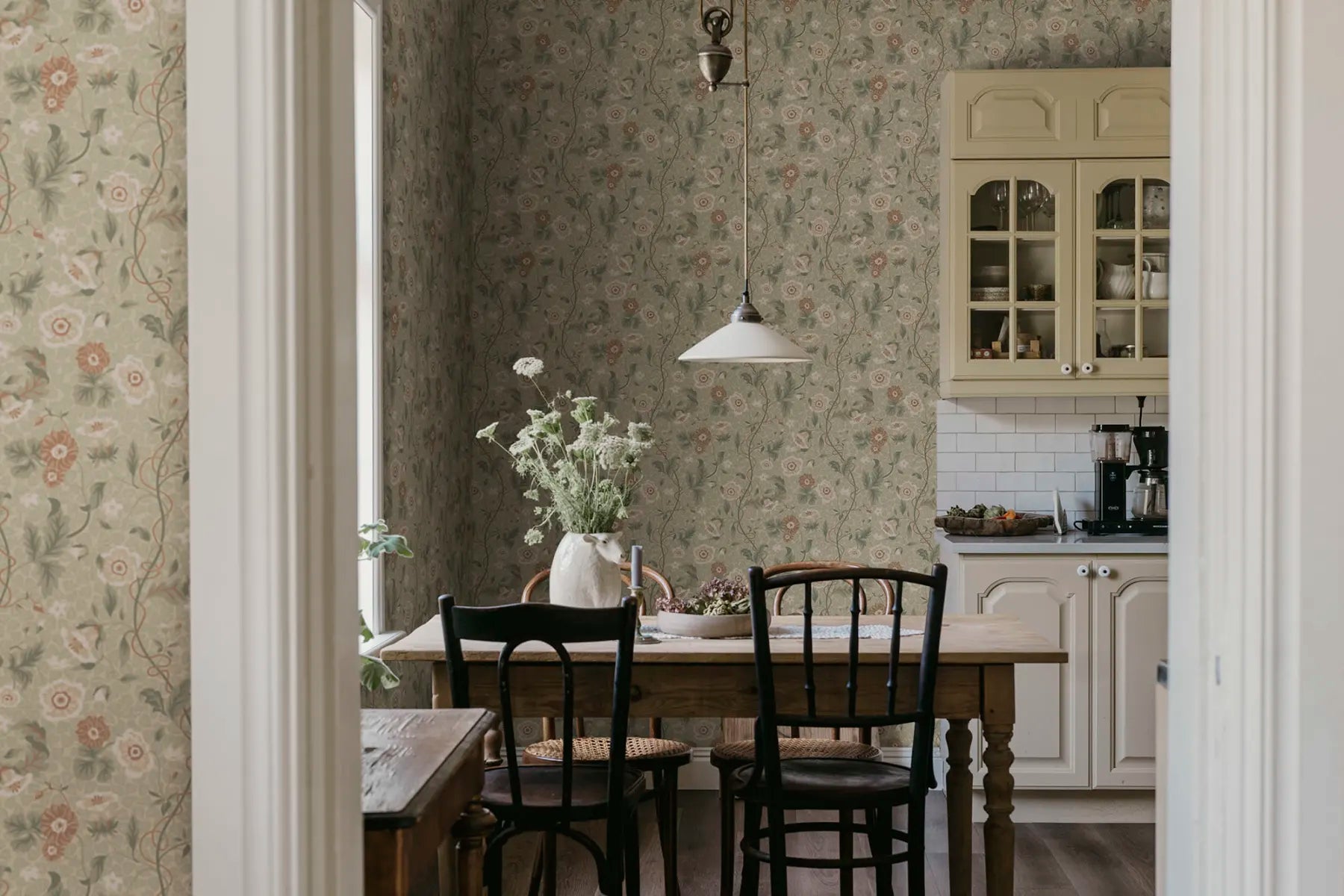 Ulla wallpaper by Sandberg in a room setting