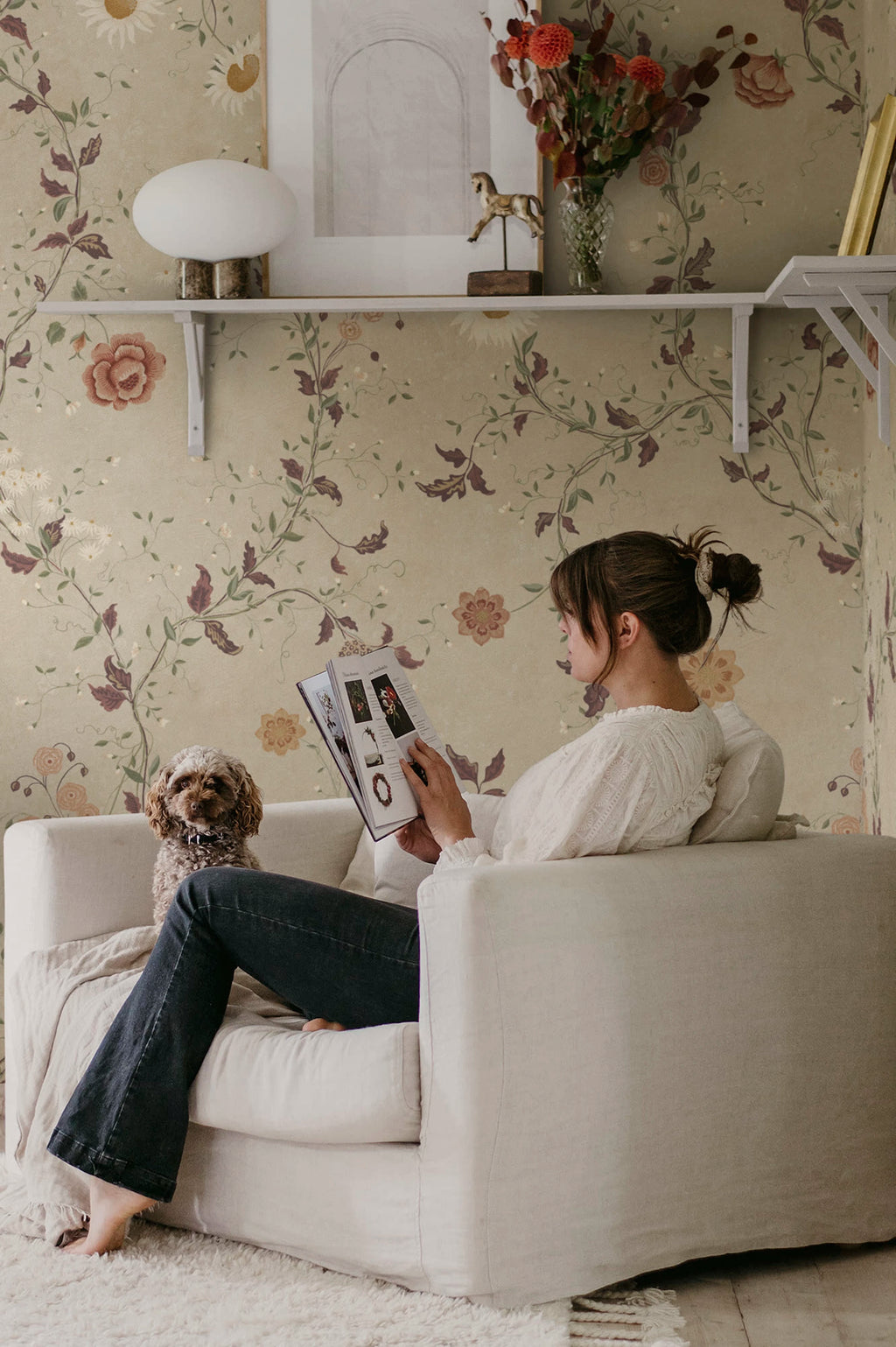 Inger wallpaper by Sandberg – floral design, Beige – Sandstone – styled in a room setting, view 9