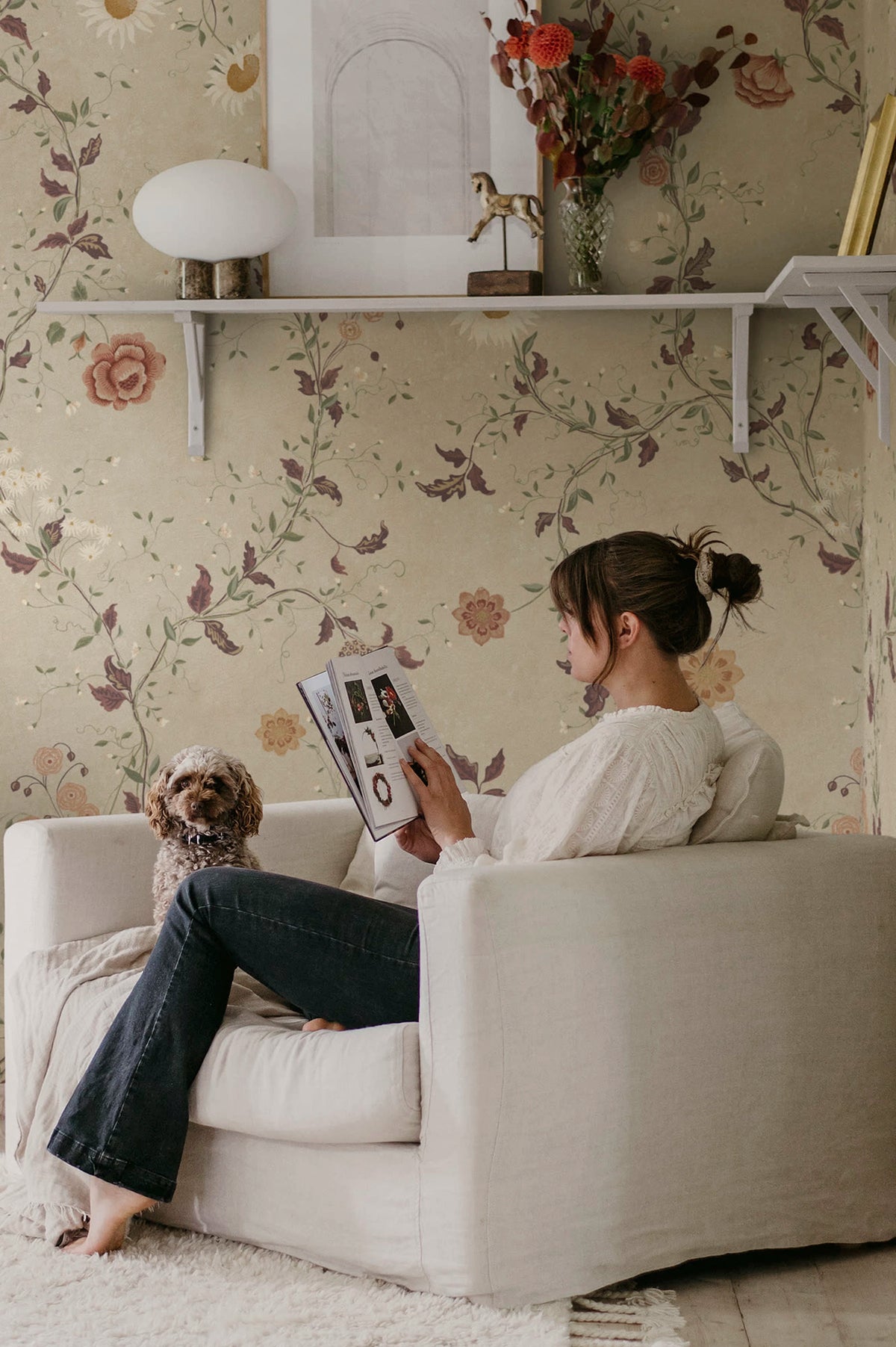 Inger wallpaper by Sandberg – floral design, Beige – Sandstone – styled in a room setting, view 9