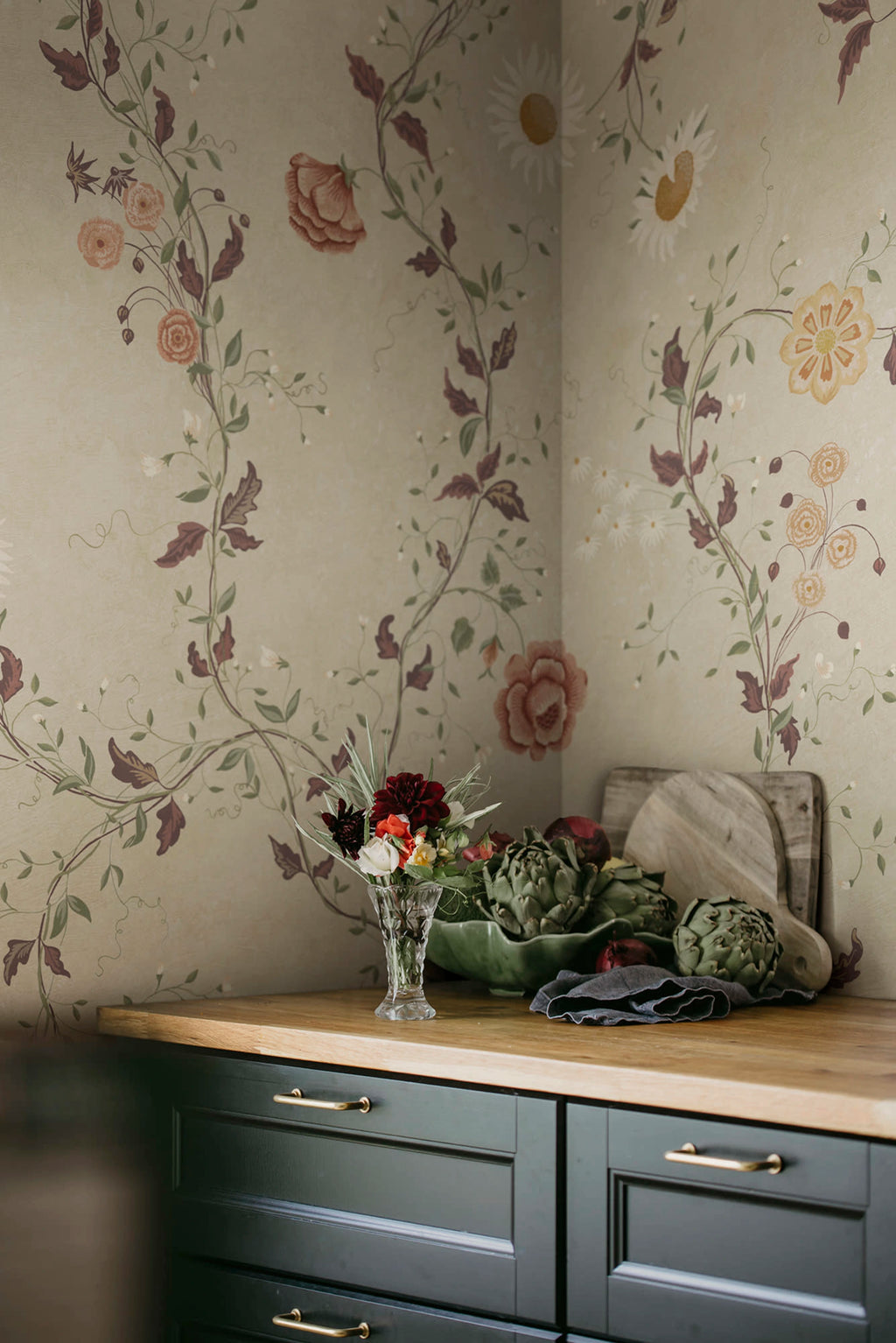 Inger wallpaper by Sandberg – floral design, Beige – Sandstone – styled in a room setting, view 10