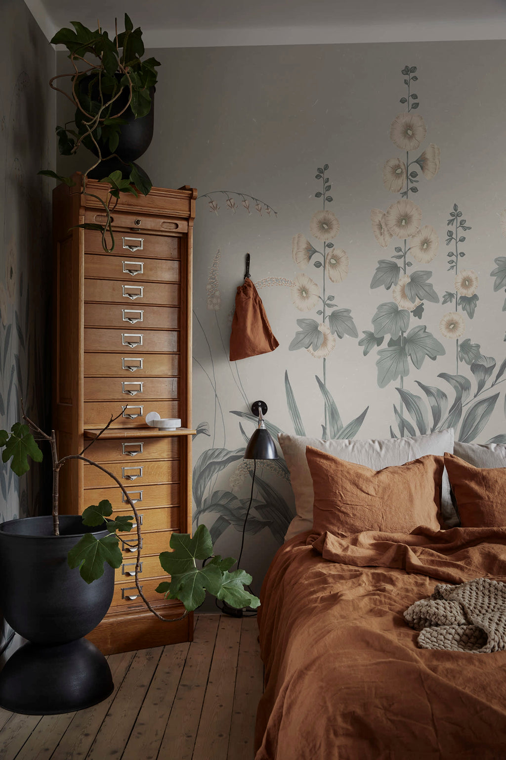Aino wall mural by Sandberg – floral design, Blue – Indigo Blue – styled in a room setting, view 5