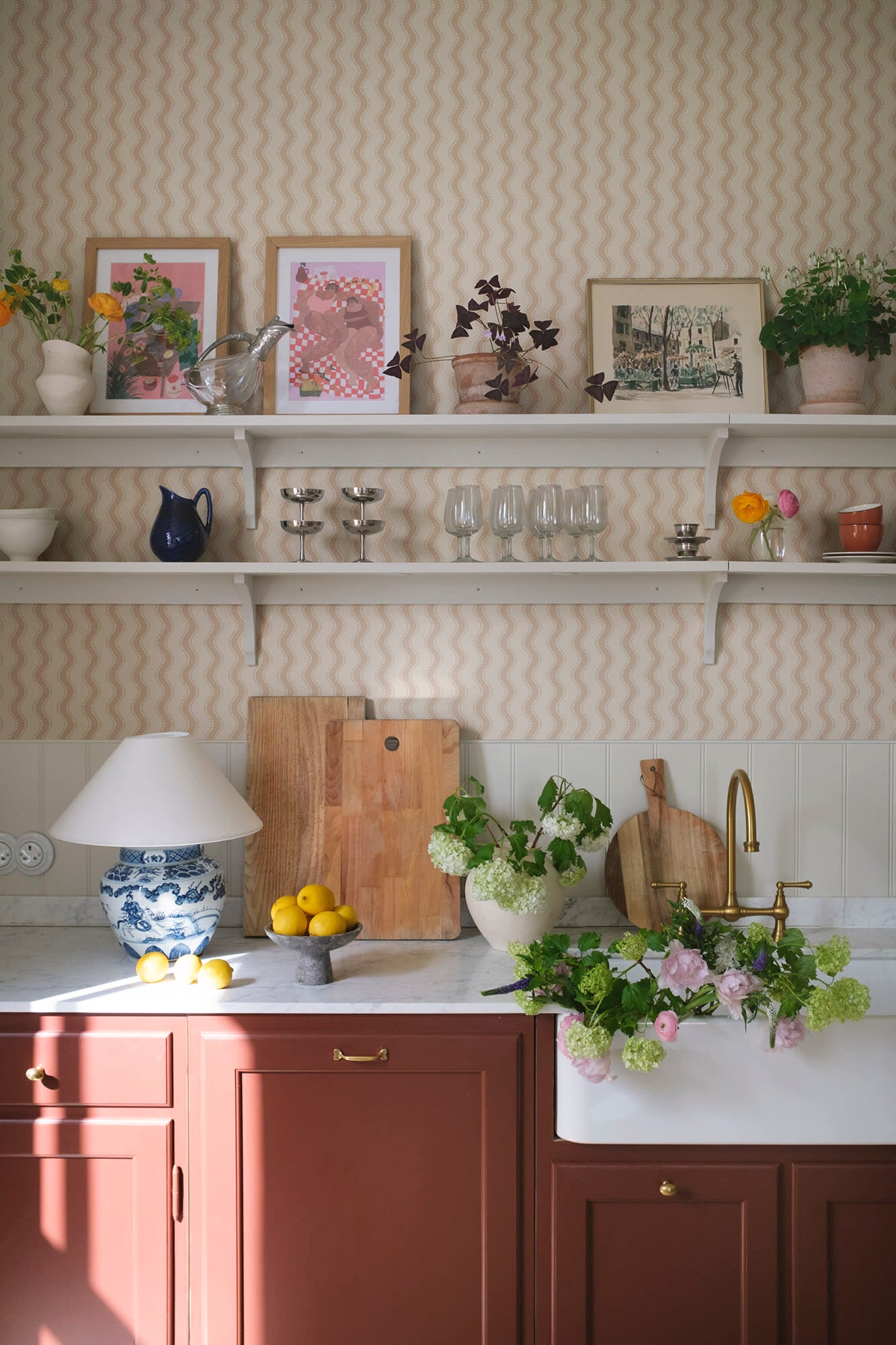 Erik wallpaper by Sandberg in blush, in a kitchen with open shelving and terracotta cabinets