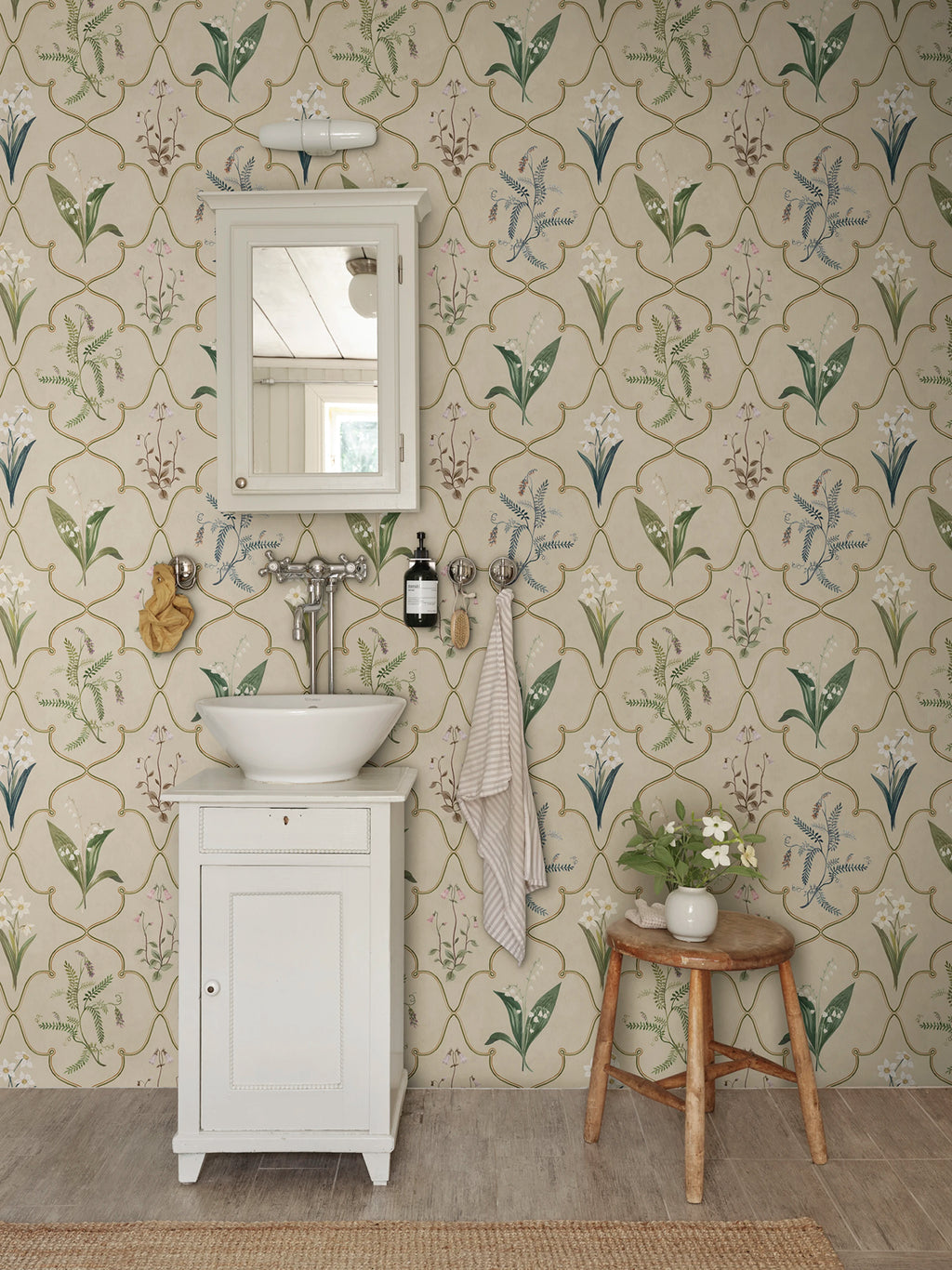 Louise wallpaper by Sandberg – botanical design, Clay, styled in a second room setting