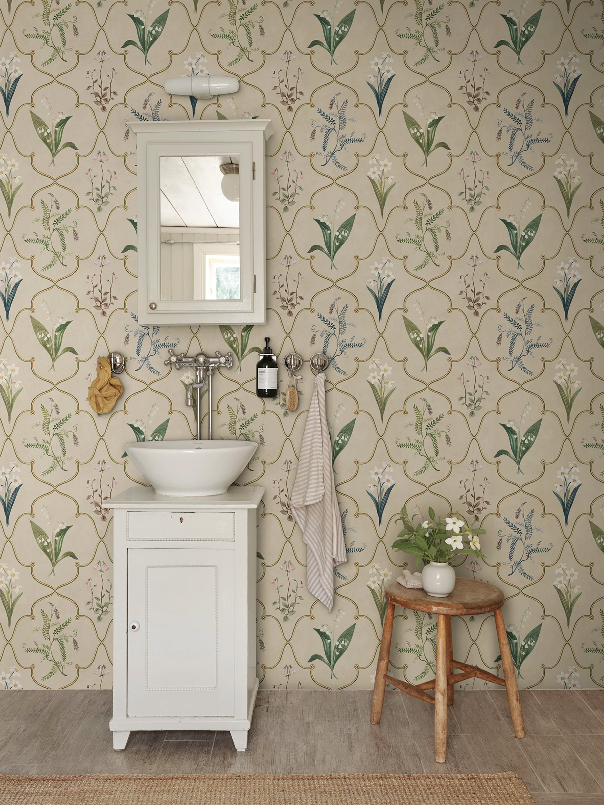 Louise wallpaper by Sandberg – botanical design, Clay, styled in a second room setting