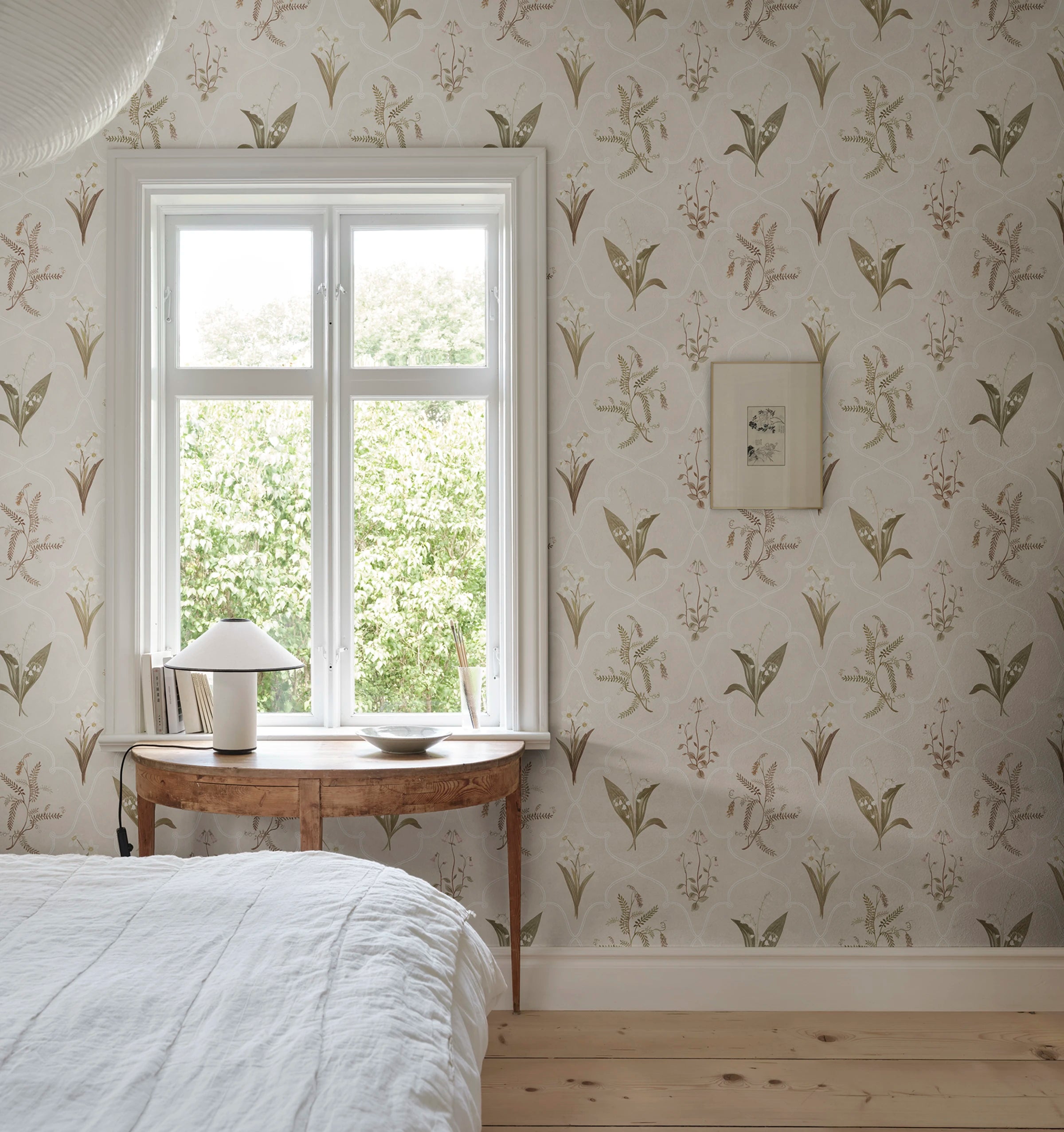 Louise wallpaper by Sandberg – botanical design, Pastel, styled in a second room setting