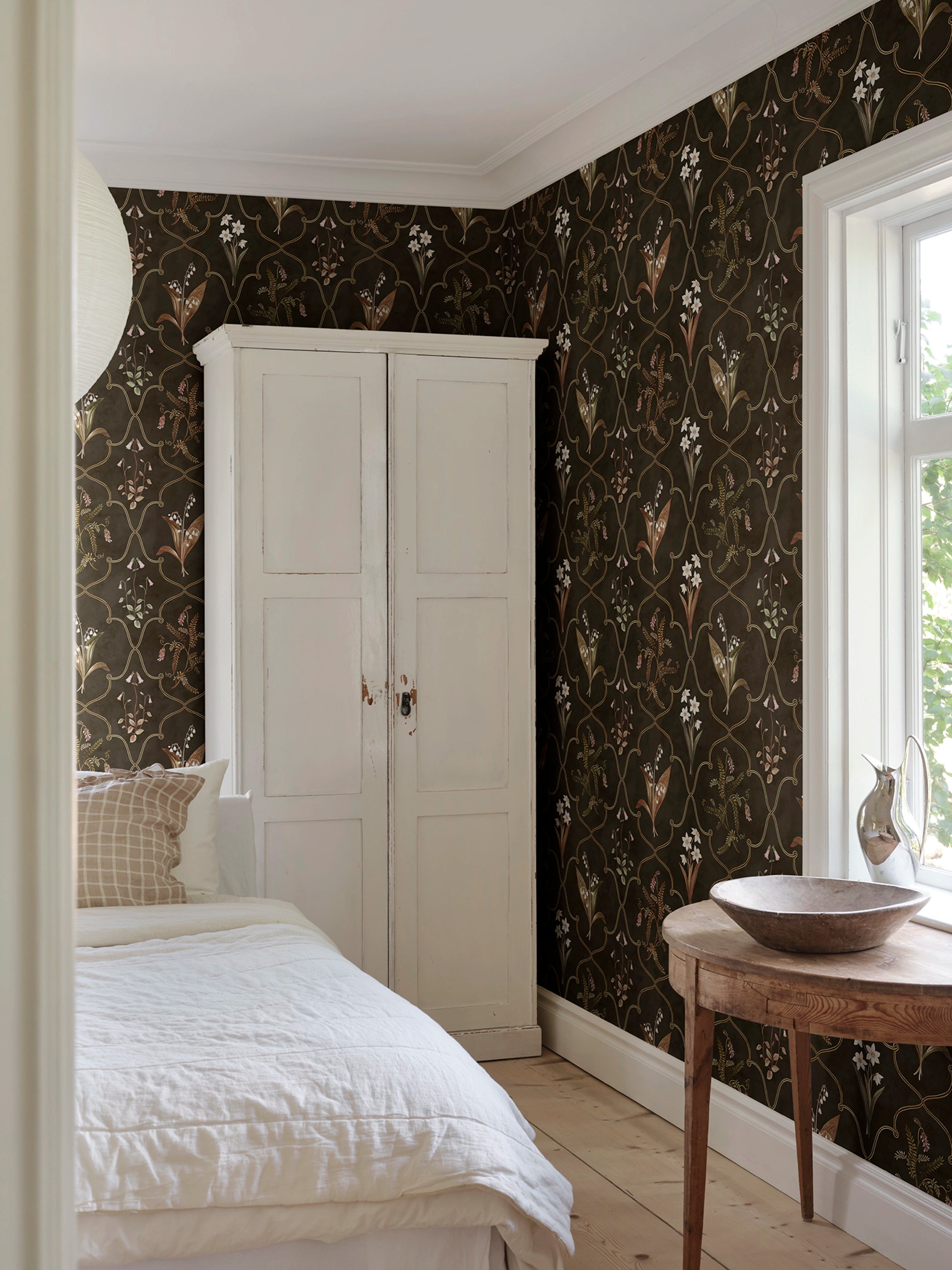 Louise wallpaper by Sandberg – botanical design, Dark, styled in a second room setting