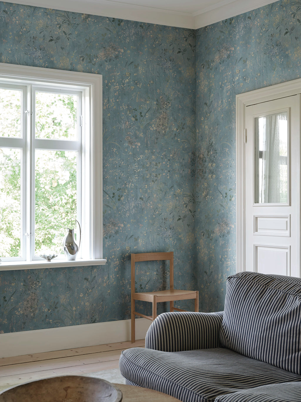 Juni wallpaper by Sandberg – floral design, Light Blue, styled in a second room setting