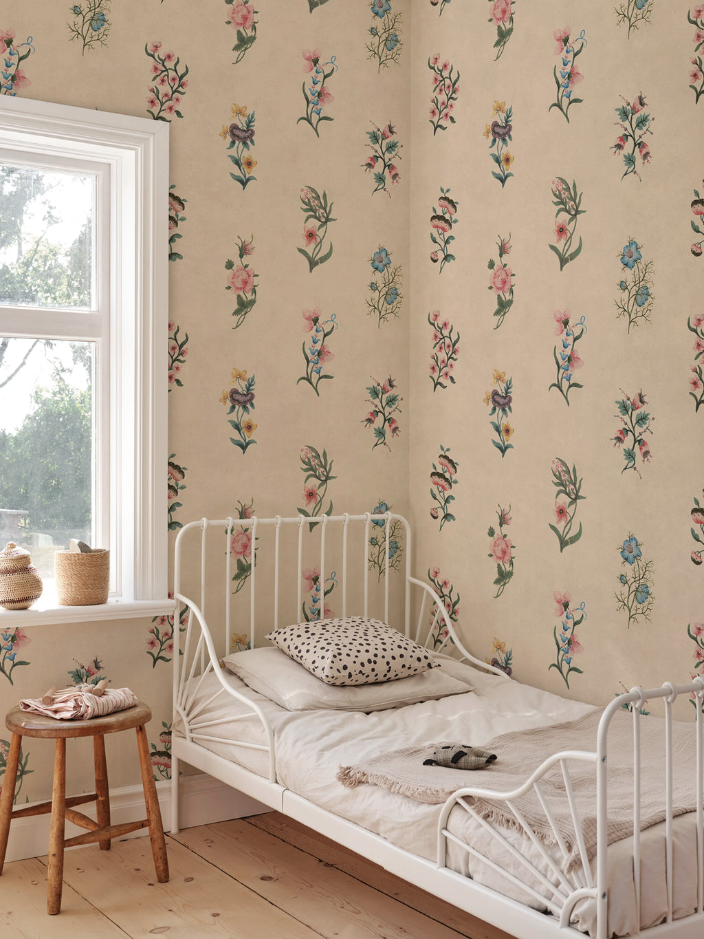 Victoria wallpaper by Sandberg – floral design, Colorful, styled in a second room setting