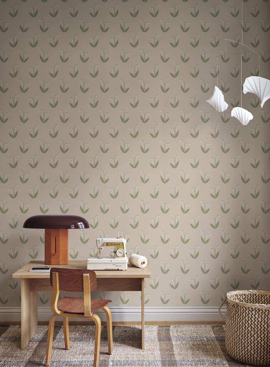 Lilly wallpaper by Sandberg in a room setting