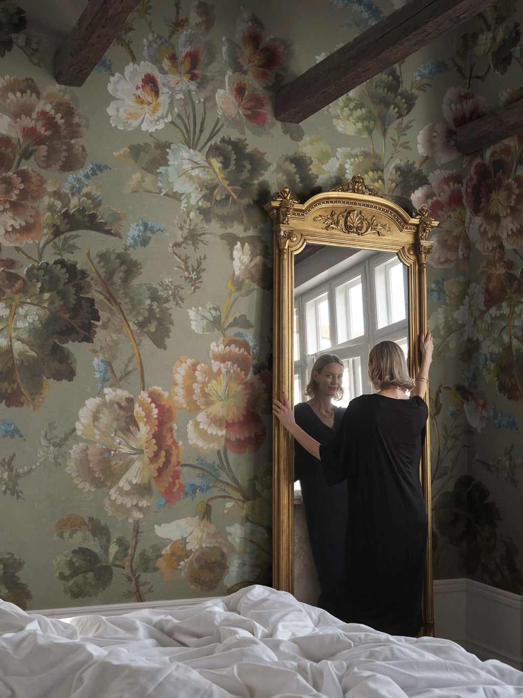 Ines wallpaper by Sandberg – floral design, Sage Green – styled in a room setting, view 5