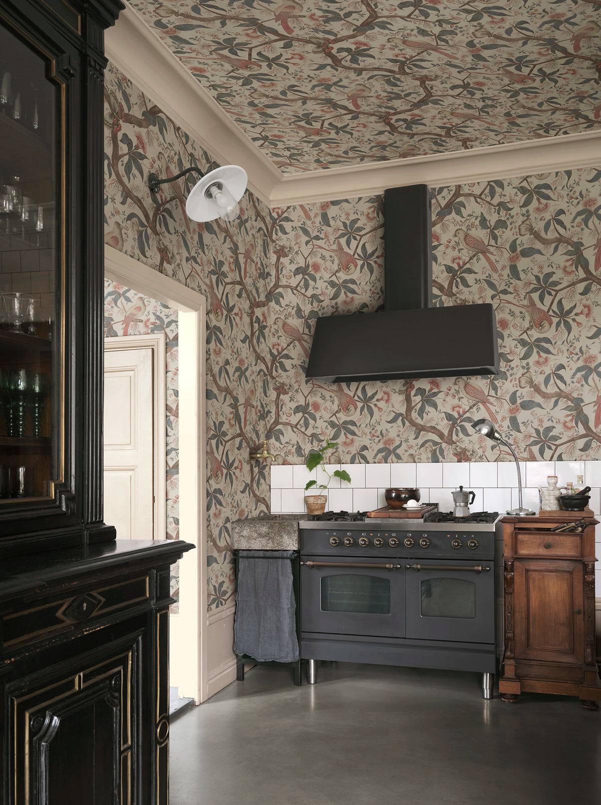 Alexa wallpaper by Sandberg – chinoiserie design, Blue – Misty Blue – styled in a room setting, view 5