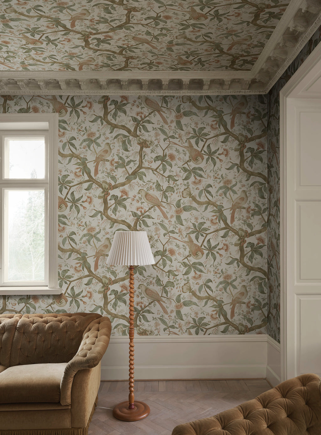 Alexa wallpaper by Sandberg – chinoiserie design, Green – Garden Green – styled in a room setting, view 3