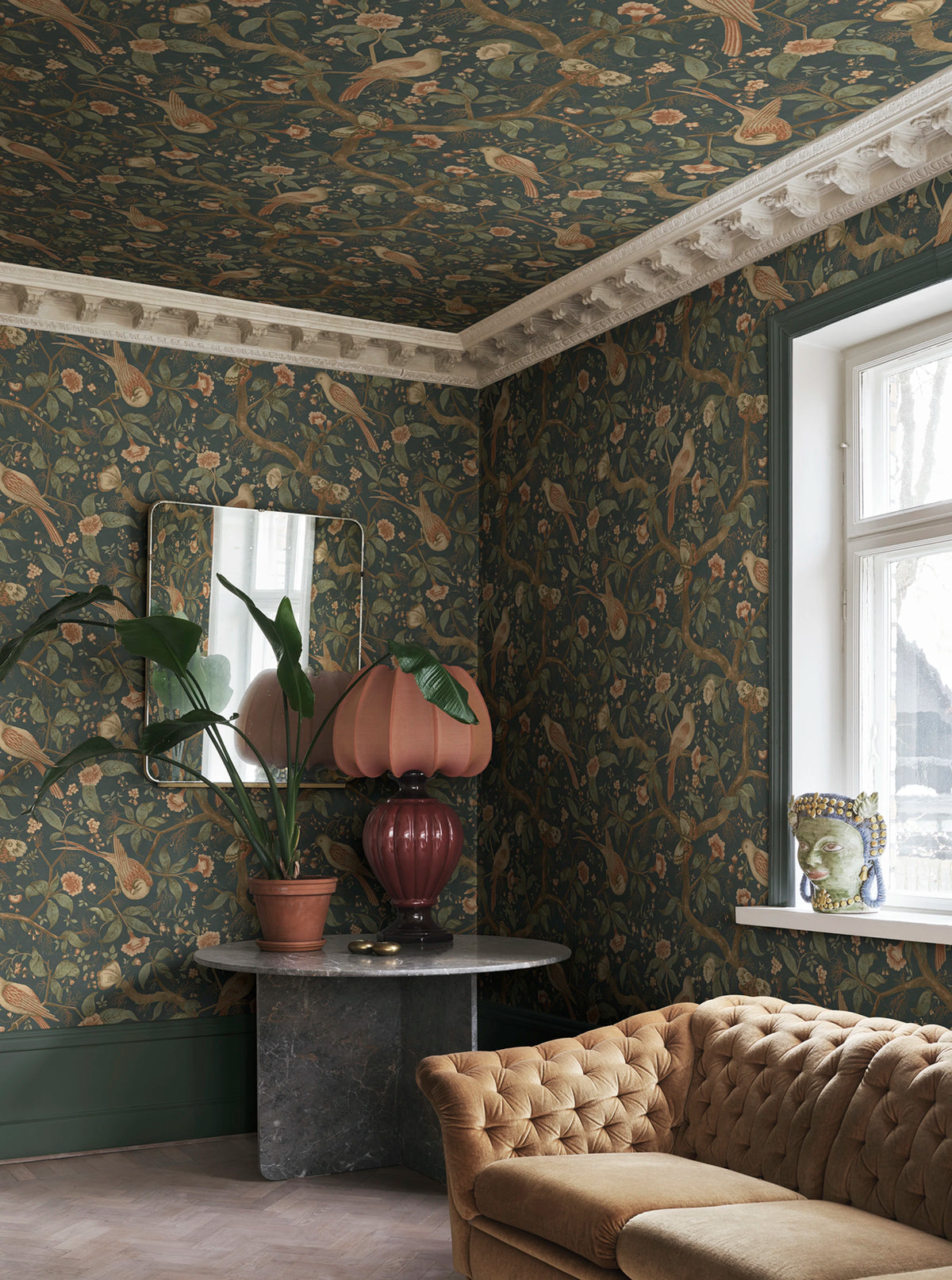 Alexa wallpaper by Sandberg – chinoiserie design, Blue – Classic Blue – styled in a room setting