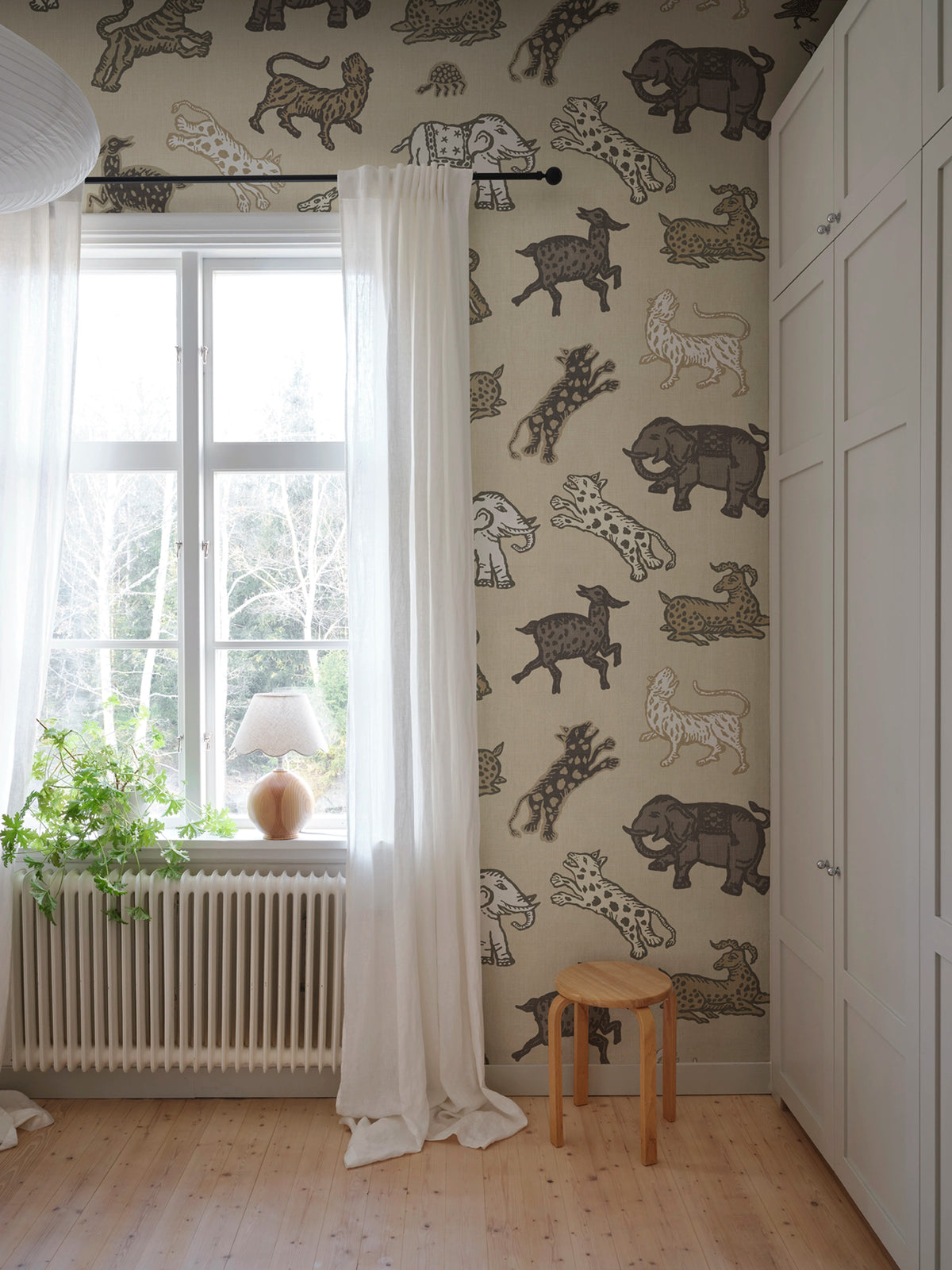 Leonard wallpaper by Sandberg – animals design, Beige – styled in a room setting