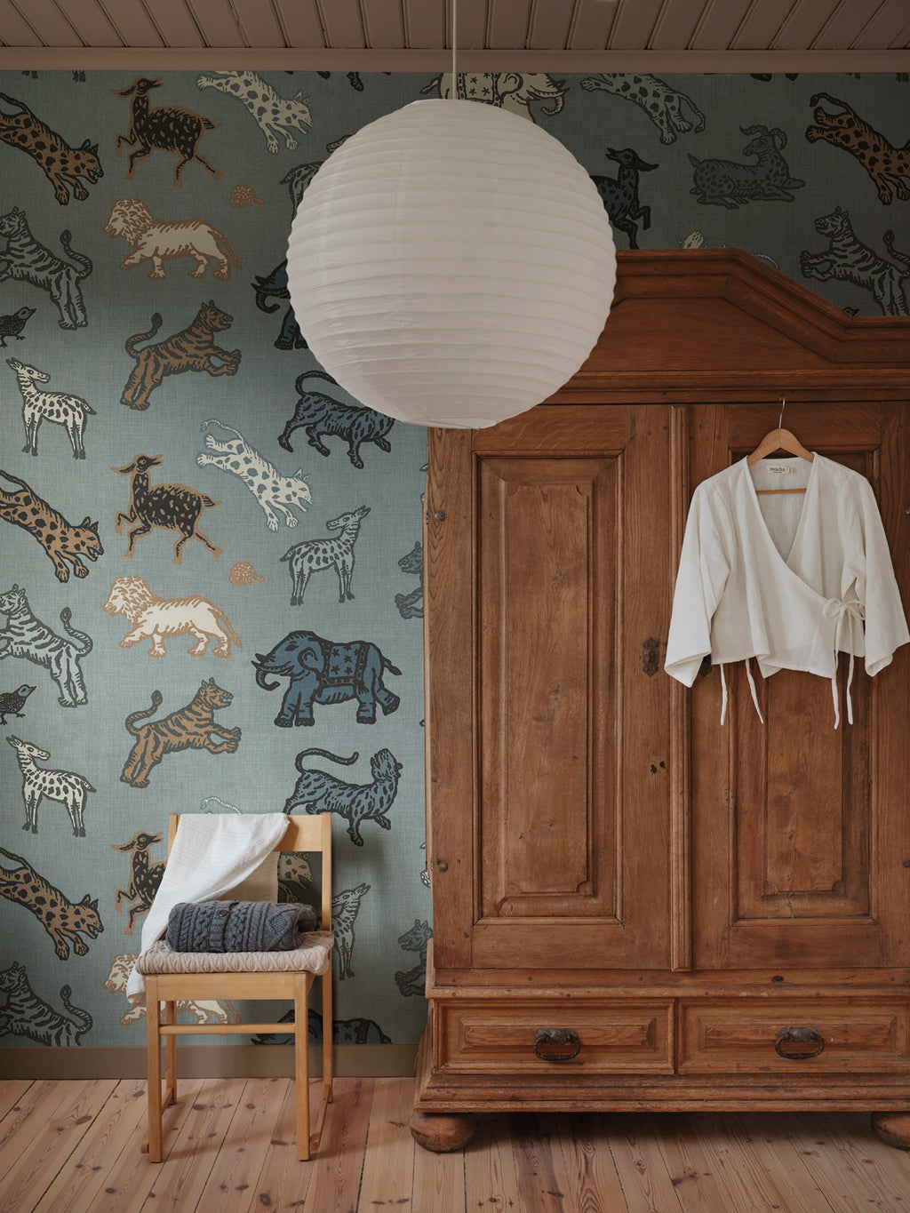 Leonard wallpaper by Sandberg – animals design, Blue – Misty Blue – styled in a room setting, view 6
