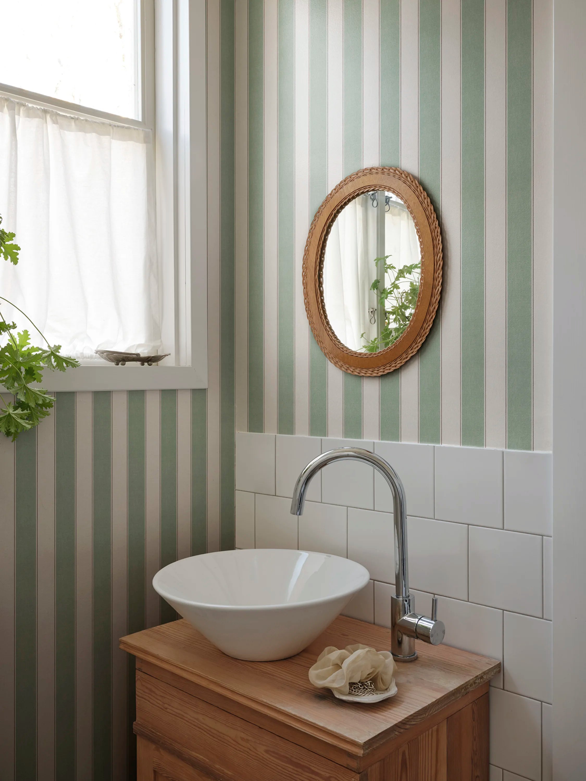 Henrik wallpaper by Sandberg in a room setting