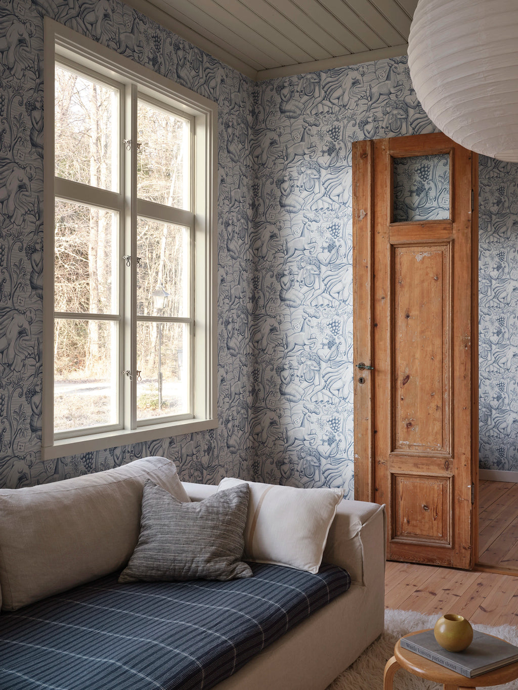 Baccus wallpaper by Sandberg – monochrome design, Light Blue – styled in a room setting, view 5