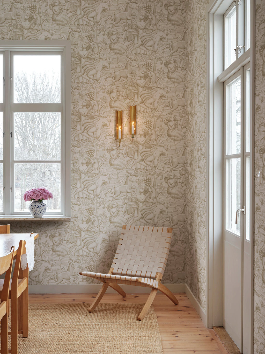 Baccus wallpaper by Sandberg – monochrome design, Beige – Sand – styled in a room setting, view 7