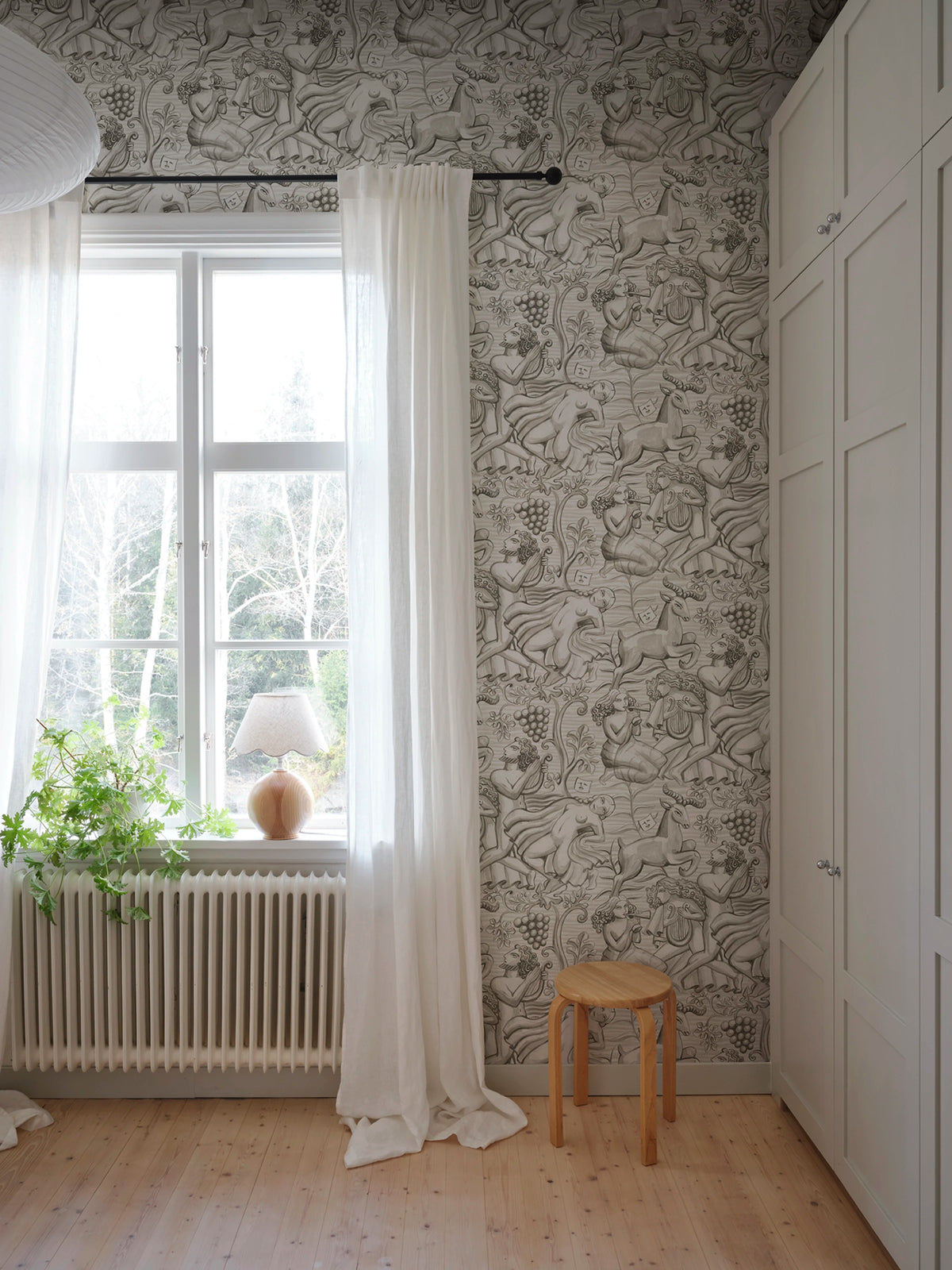 Baccus wallpaper by Sandberg – monochrome design, Grey – Graphite – styled in a room setting, view 3