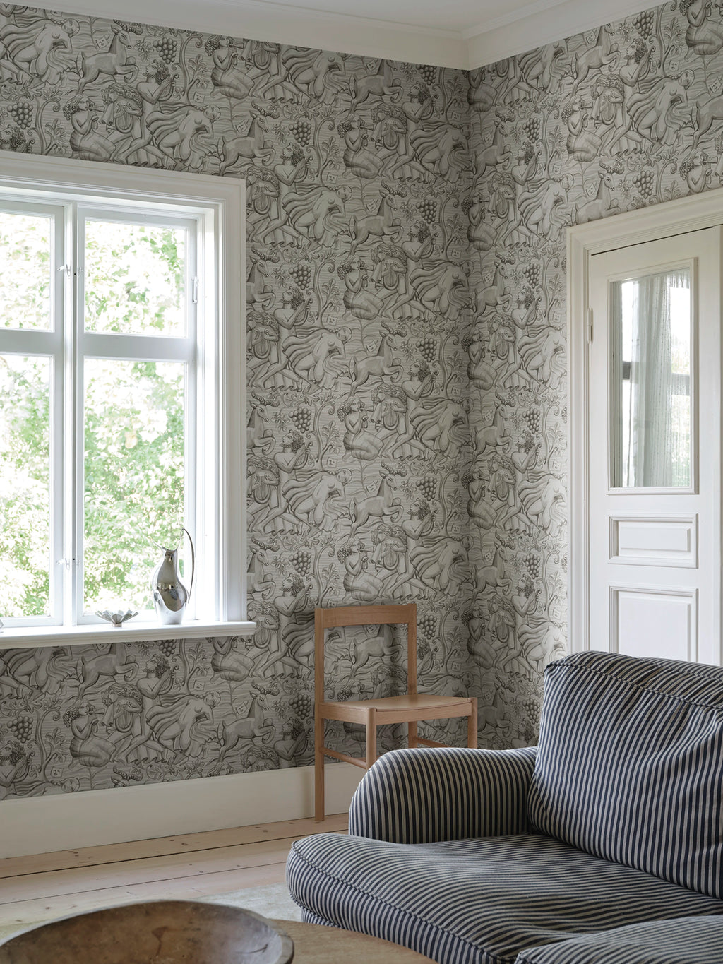Baccus wallpaper by Sandberg – monochrome design, Grey – Graphite – styled in a room setting, view 4