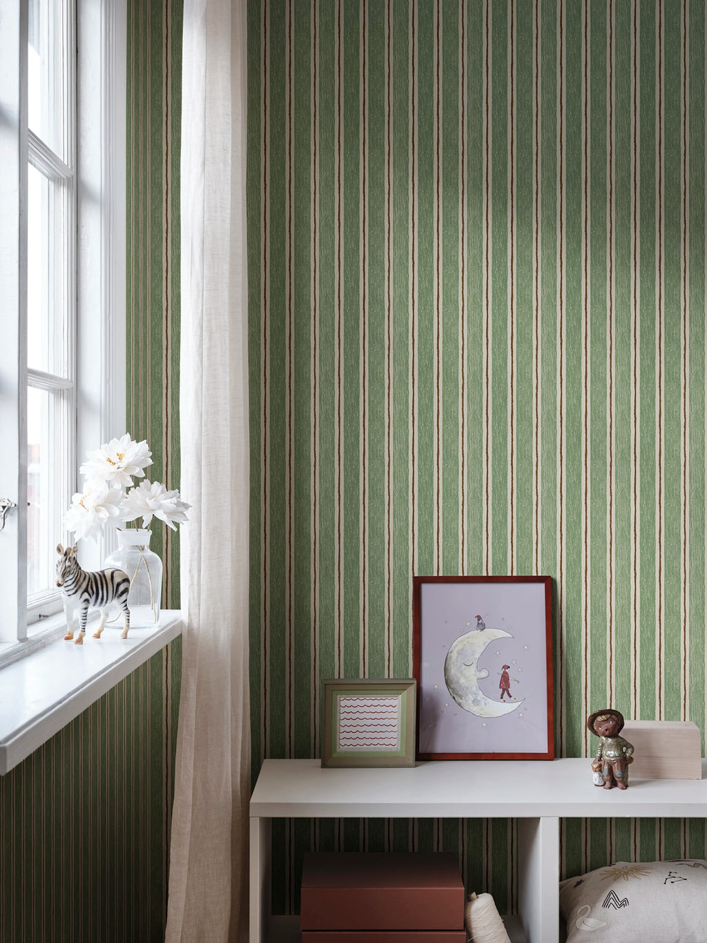 Albin wallpaper by Sandberg – stripe design, Green – Dark Green – styled in a room setting, view 7
