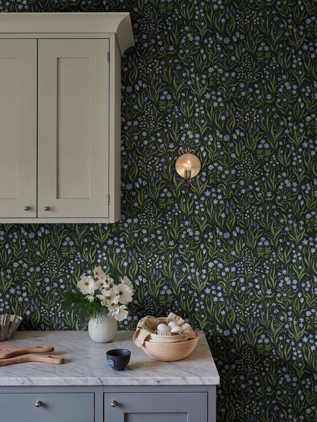 Märta wallpaper by Sandberg in Charcoal, styled in a room, view 2