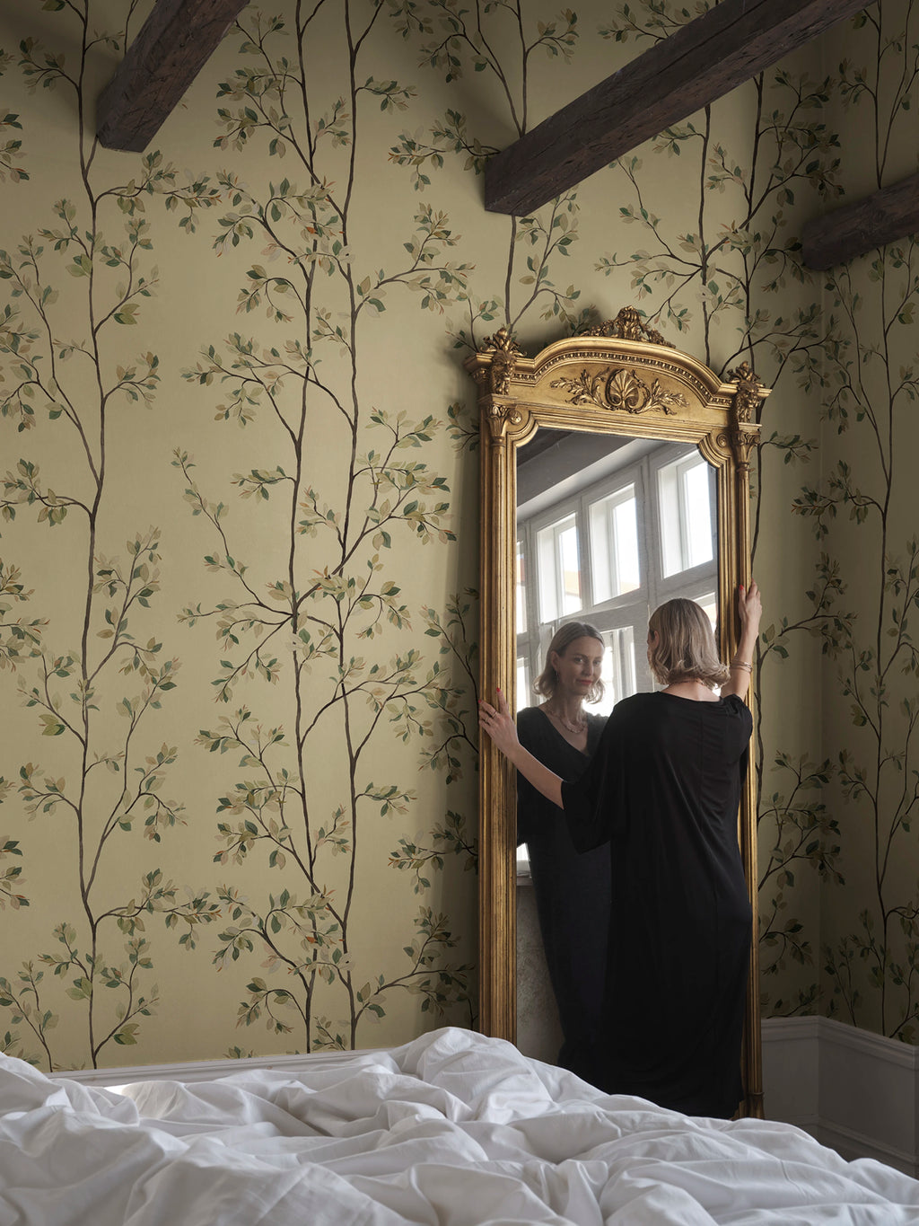 Laura wallpaper by Sandberg – botanical design, Yellow – Honey – styled in a room setting, view 6