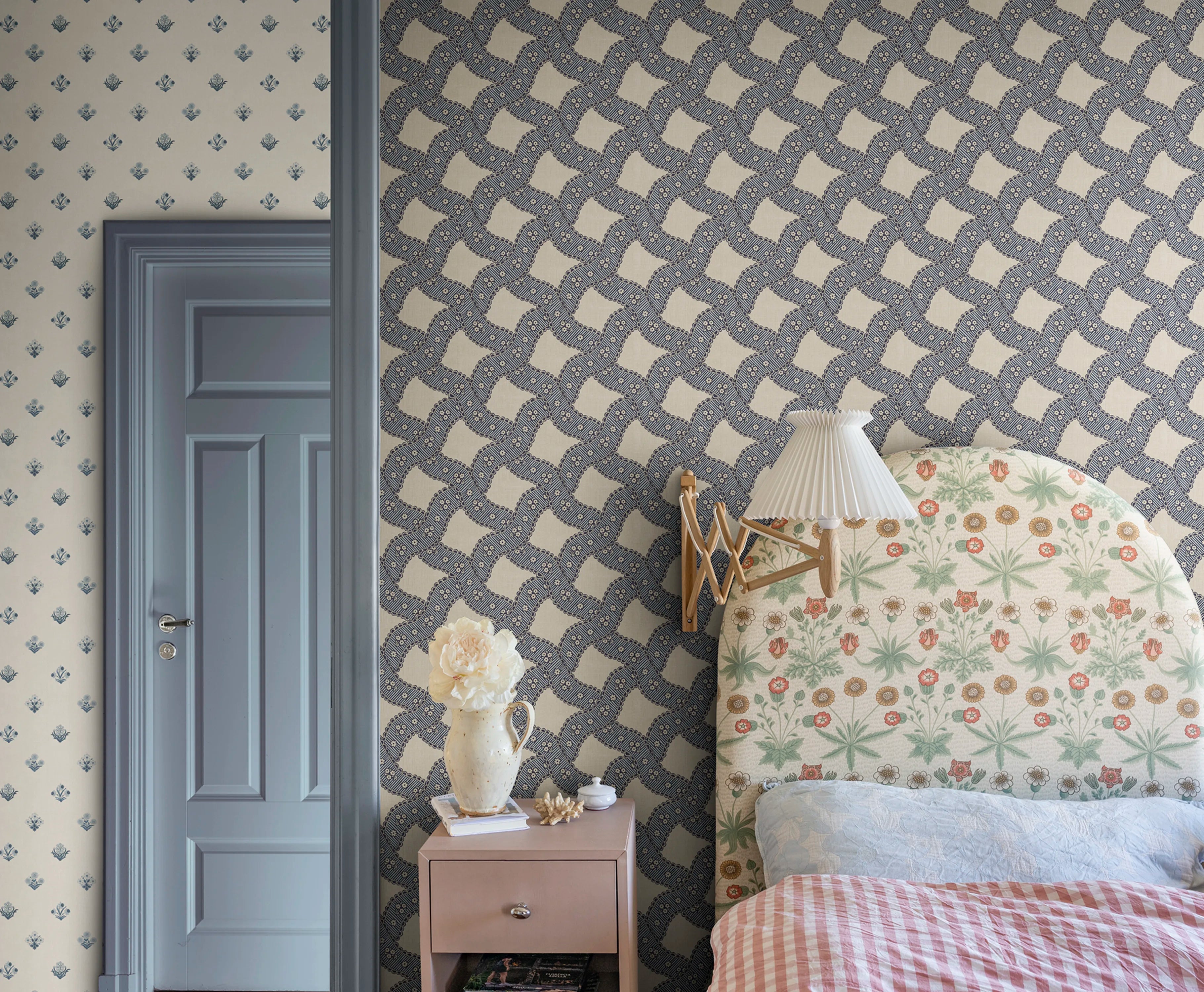 Annie wallpaper by Sandberg in a room setting