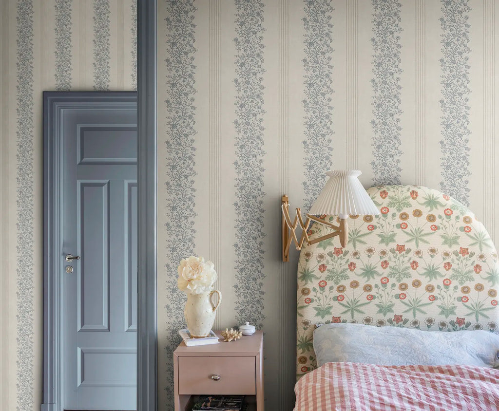 Natalie wallpaper by Sandberg in a room setting