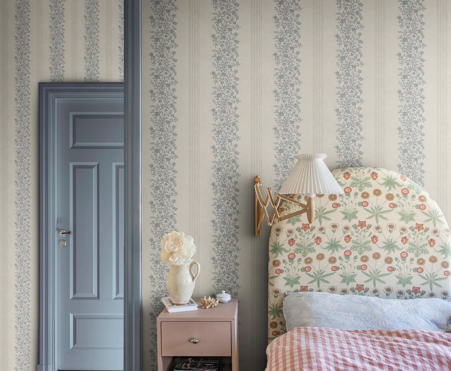 Natalie wallpaper by Sandberg in a room setting