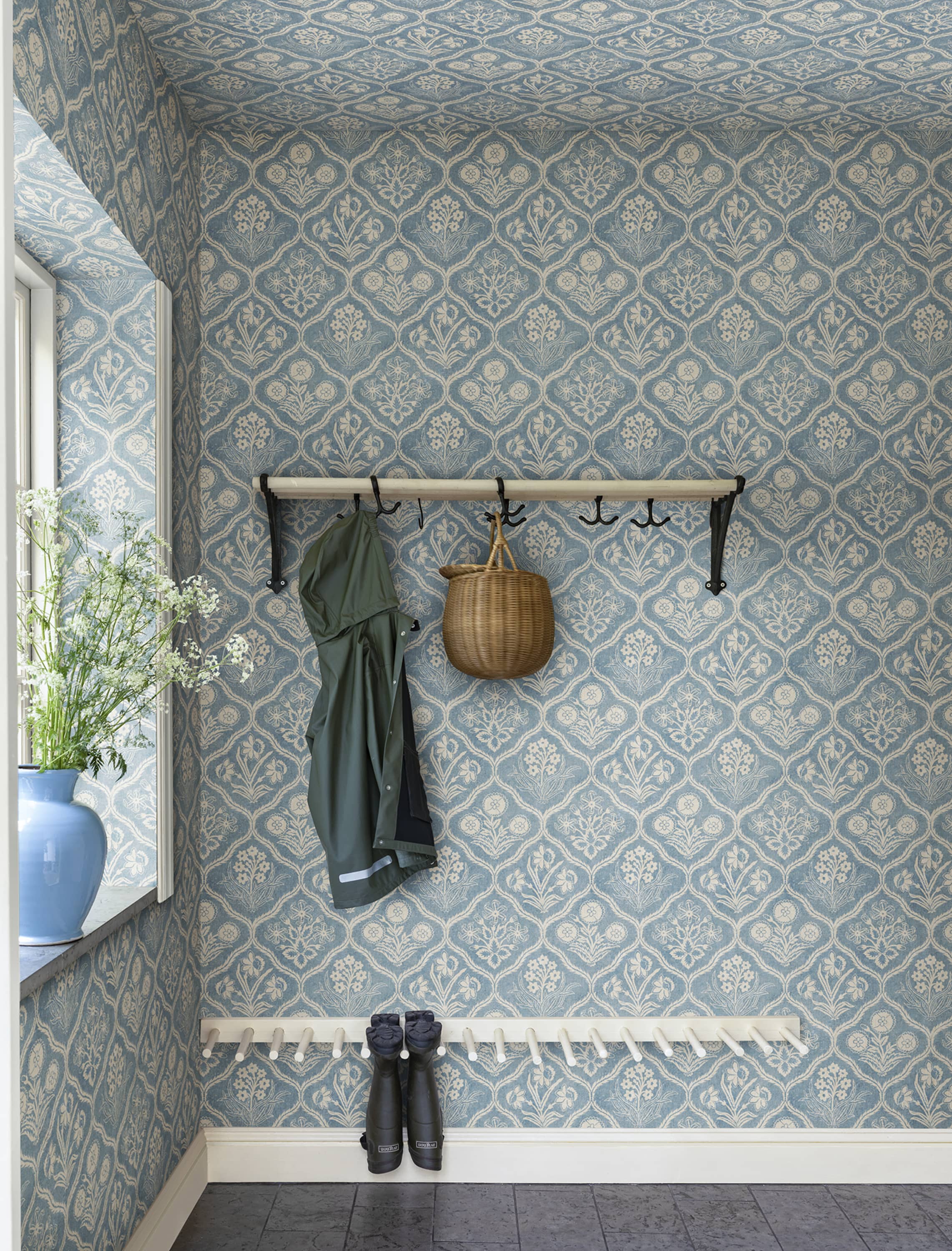 Rosa wallpaper by Sandberg in a room setting