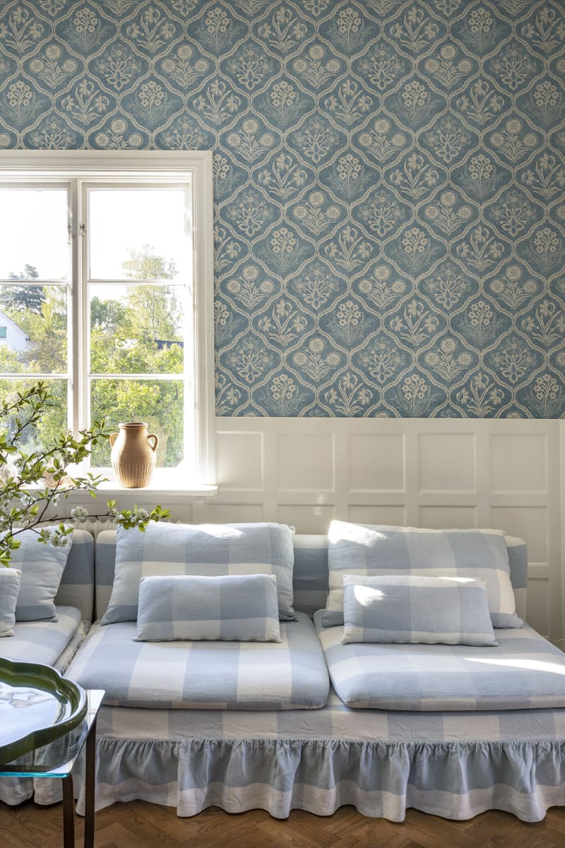 Rosa wallpaper by Sandberg in a room setting
