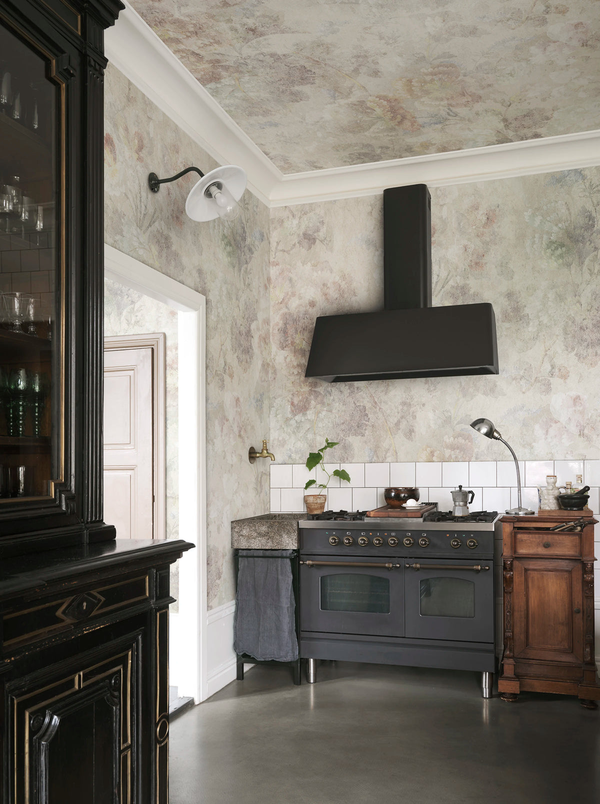 Ines wallpaper by Sandberg – floral design, Beige – Sand – styled in a room setting, view 8