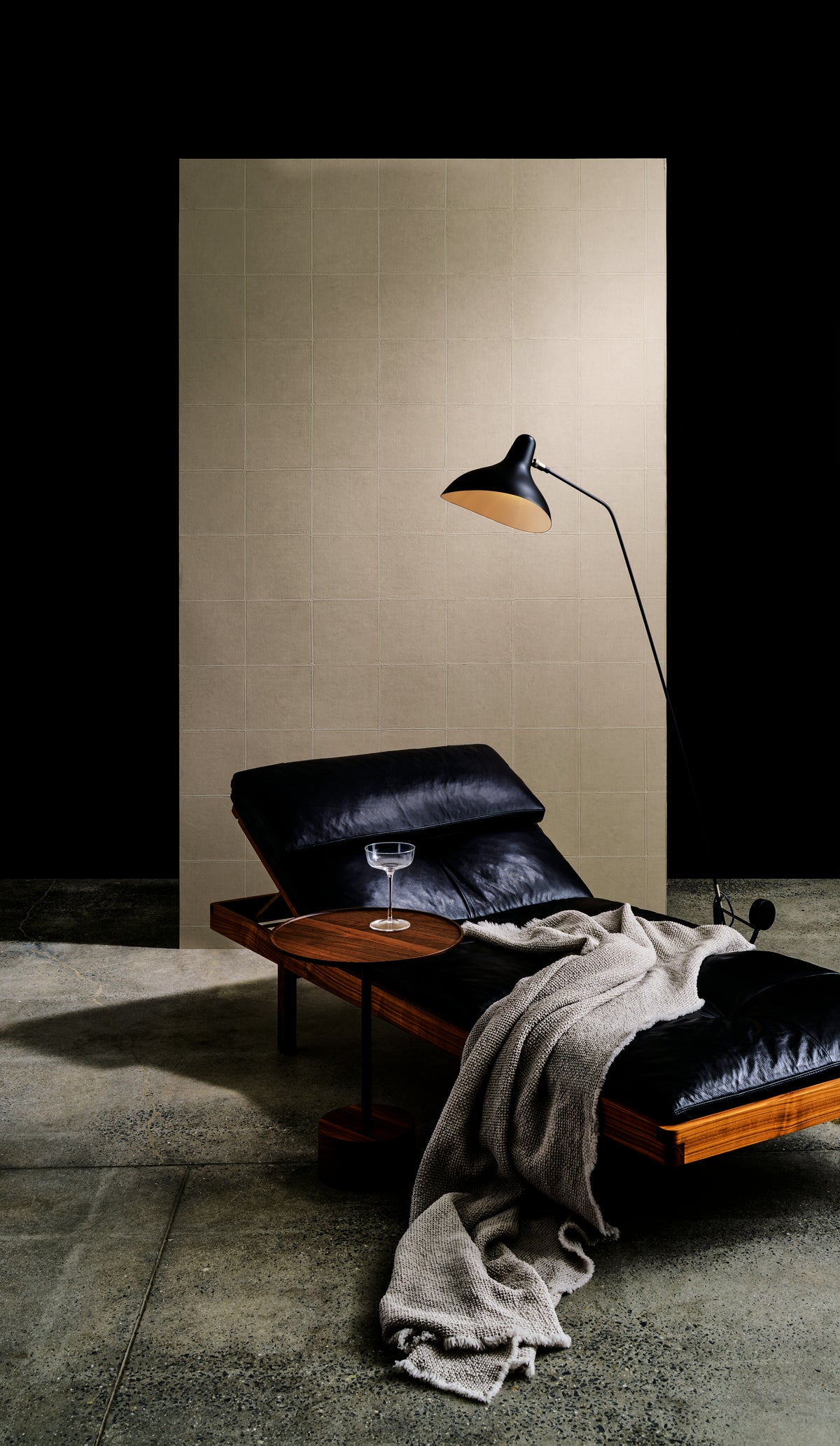 Campo wallpaper by Arte in Beige – Clay behind a leather lounger and a floor lamp
