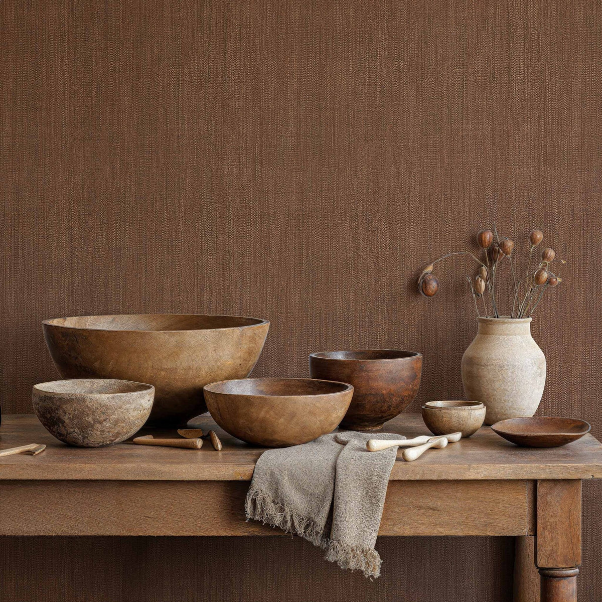Cáñamo wallpaper by Coordonné in Brown, styled room