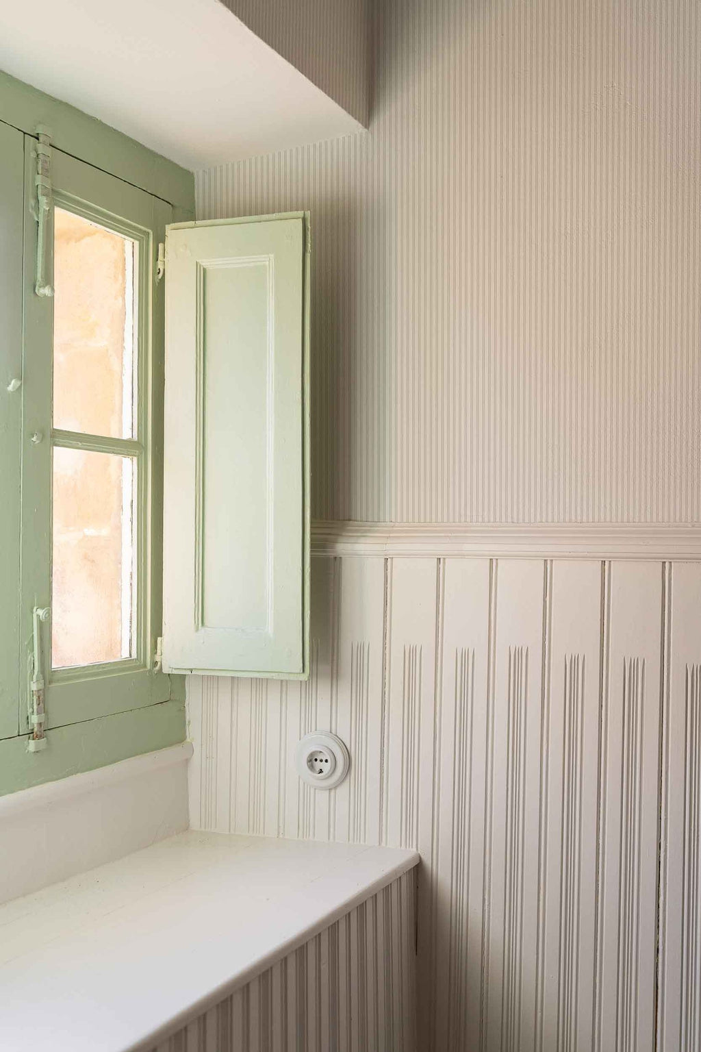 Fermín wallpaper by Coordonné in White, styled room