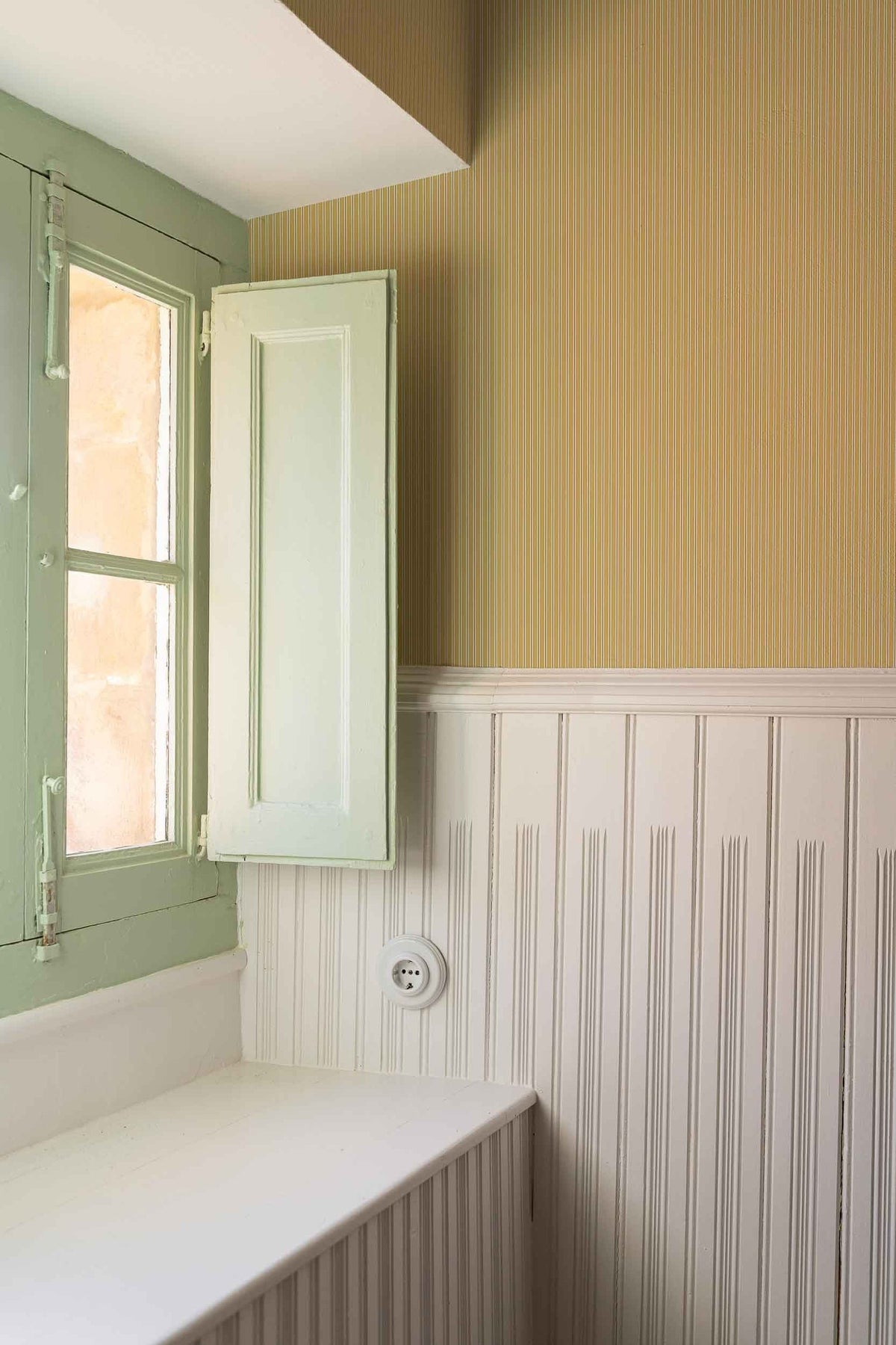 Fermín wallpaper by Coordonné in Yellow, styled room