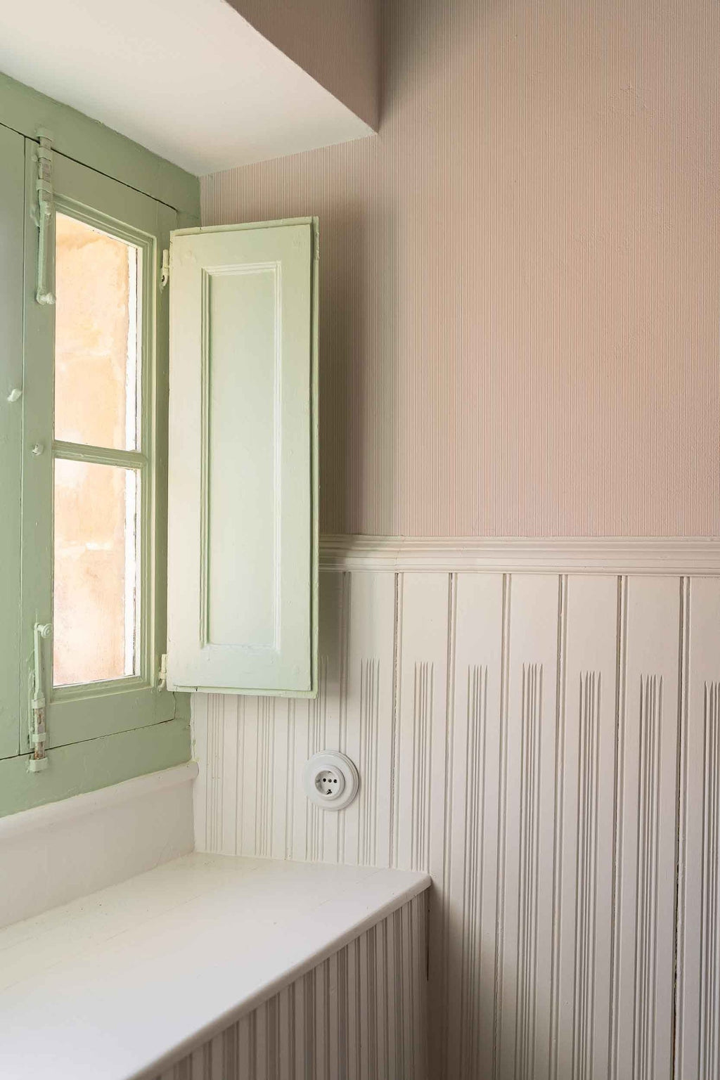 Fermín wallpaper by Coordonné in Pink, styled room