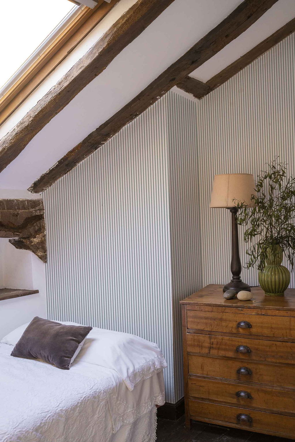 Fermín wallpaper by Coordonné in Grey, styled room