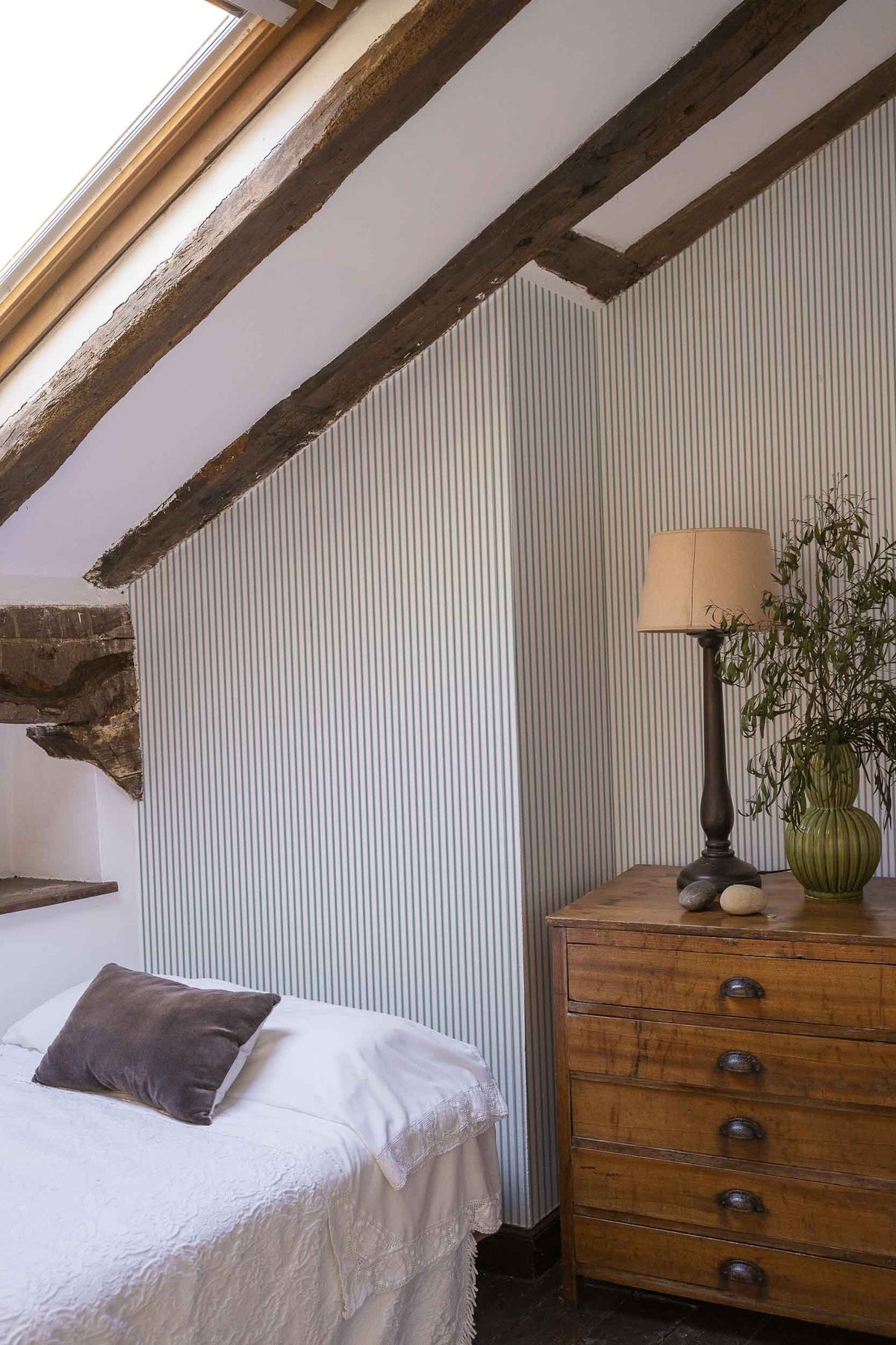 Fermín wallpaper by Coordonné in Grey, styled room