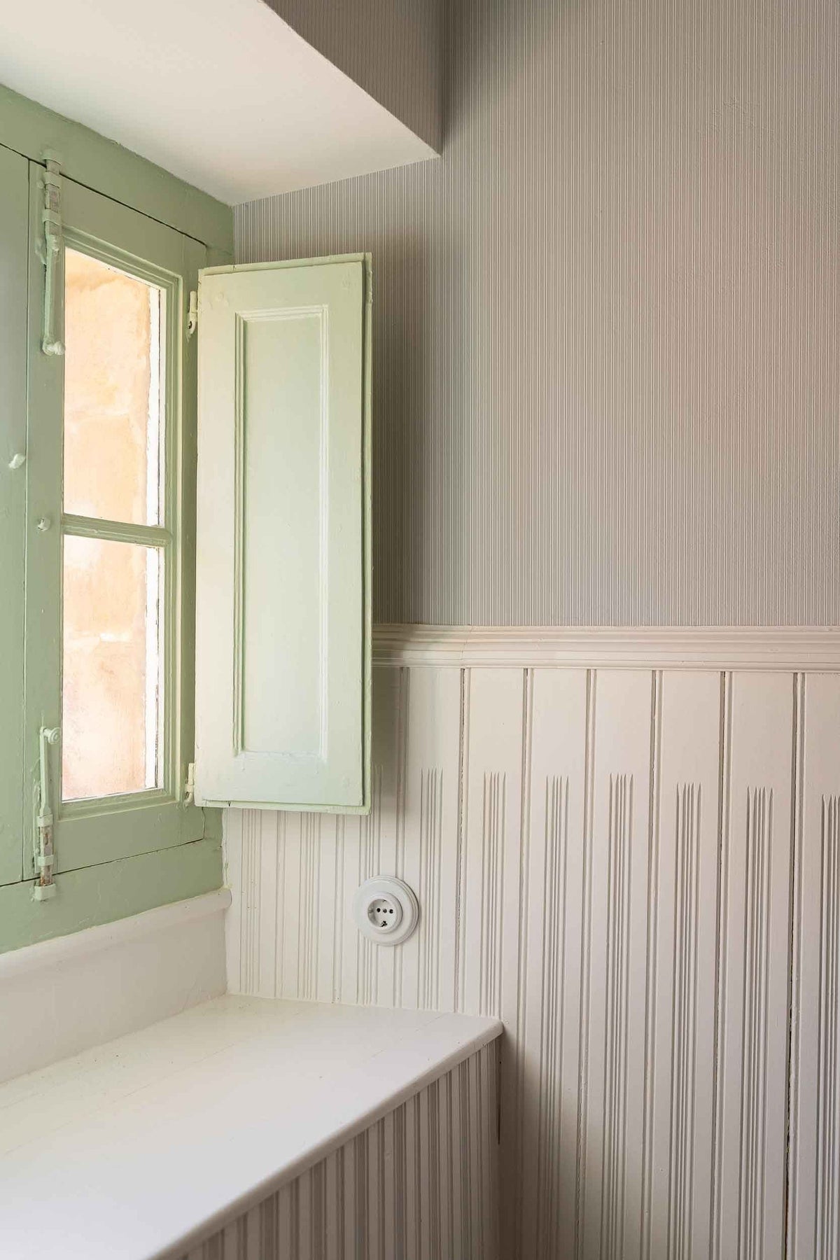 Fermín wallpaper by Coordonné in Grey, styled room