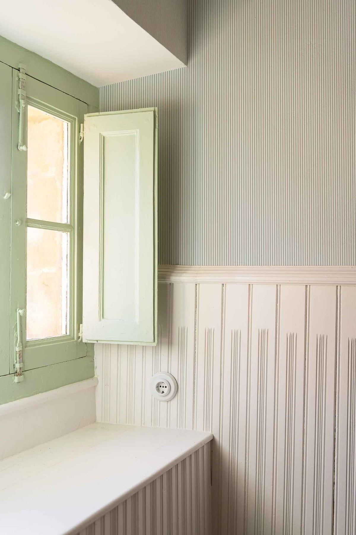 Fermín wallpaper by Coordonné in Green – Celadon, styled room